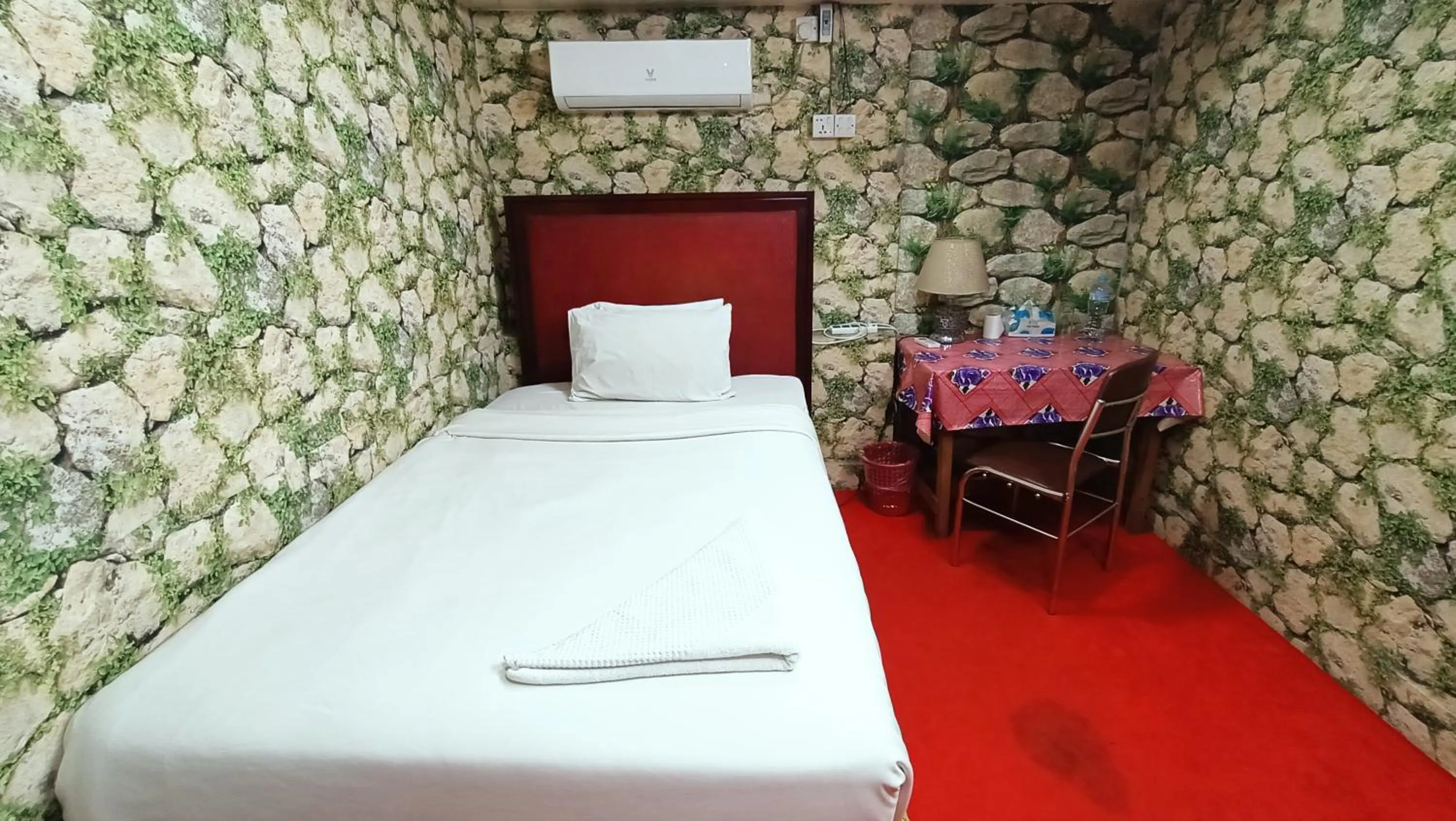 Bed in Hotel Golden Bird