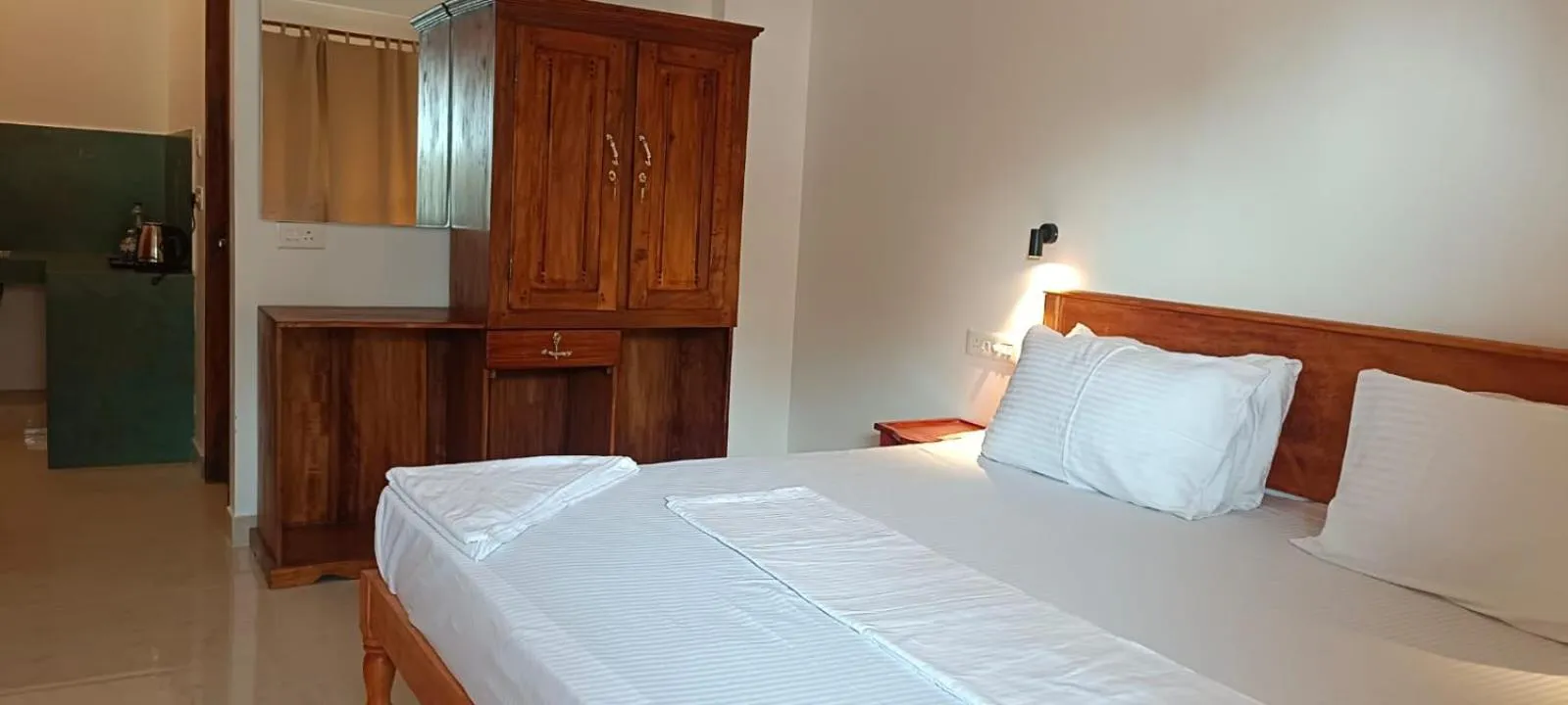 Bedroom, Bed in tippys beach resort