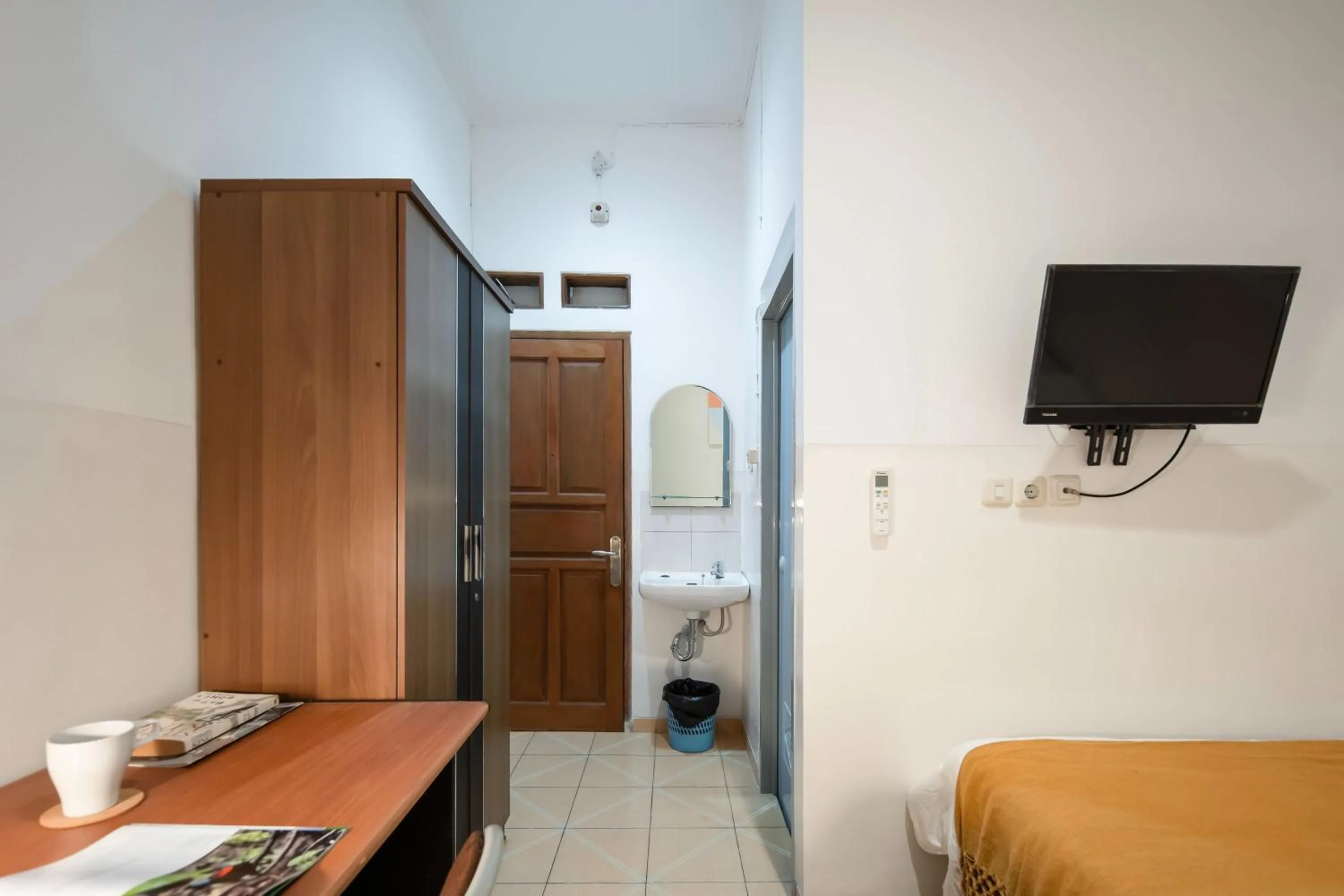 Bedroom, Bed in Cove Horizone