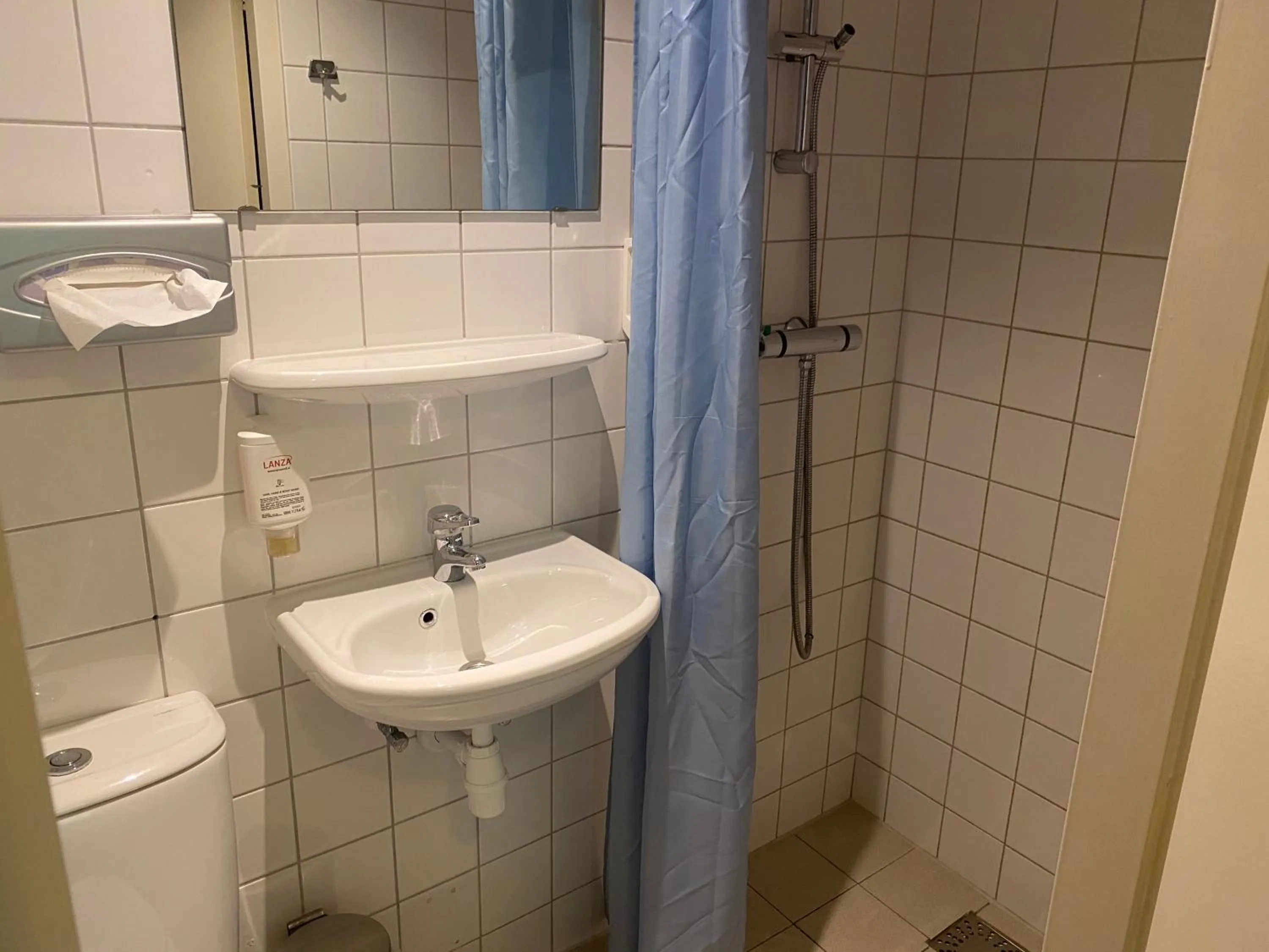 Bathroom in Fletcher Strandhotel Renesse