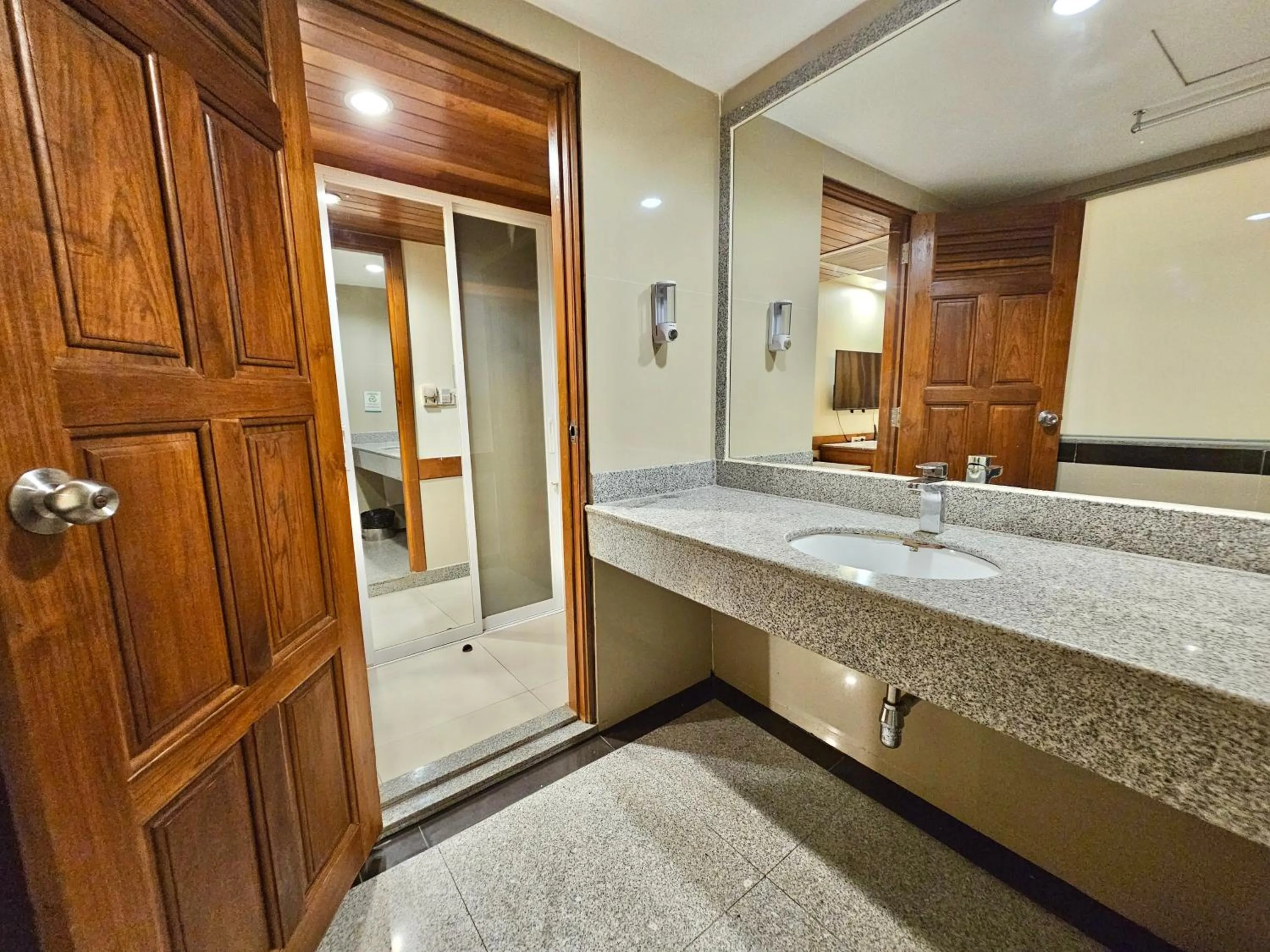 Bathroom, Bed in Class Boutique Hotel