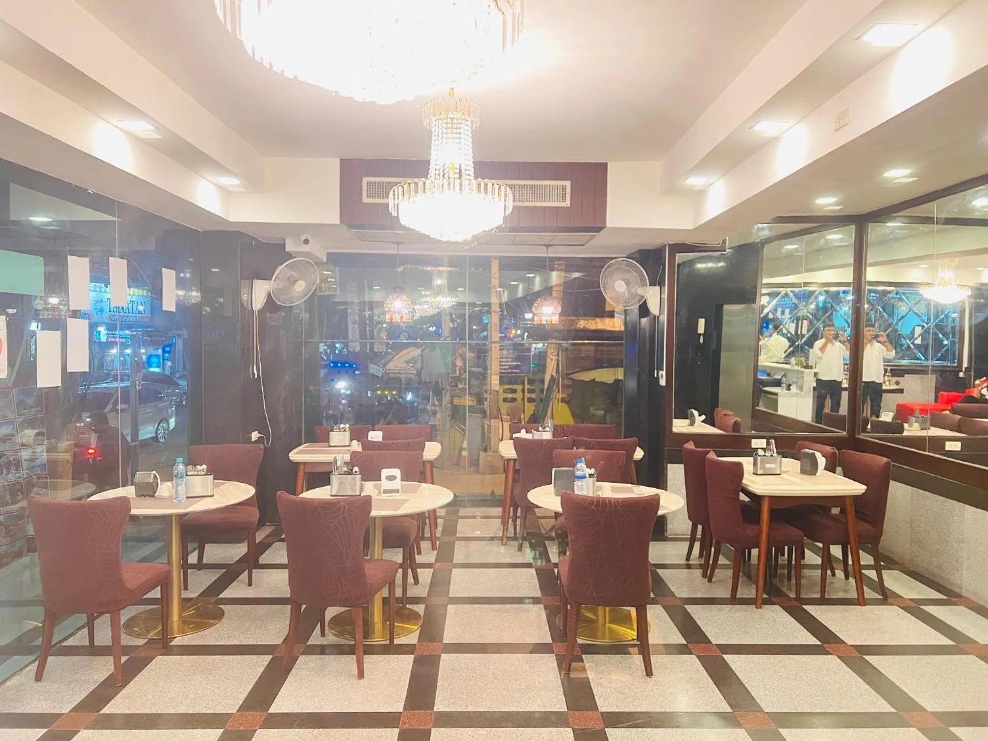 Restaurant/places to eat in Class Boutique Hotel