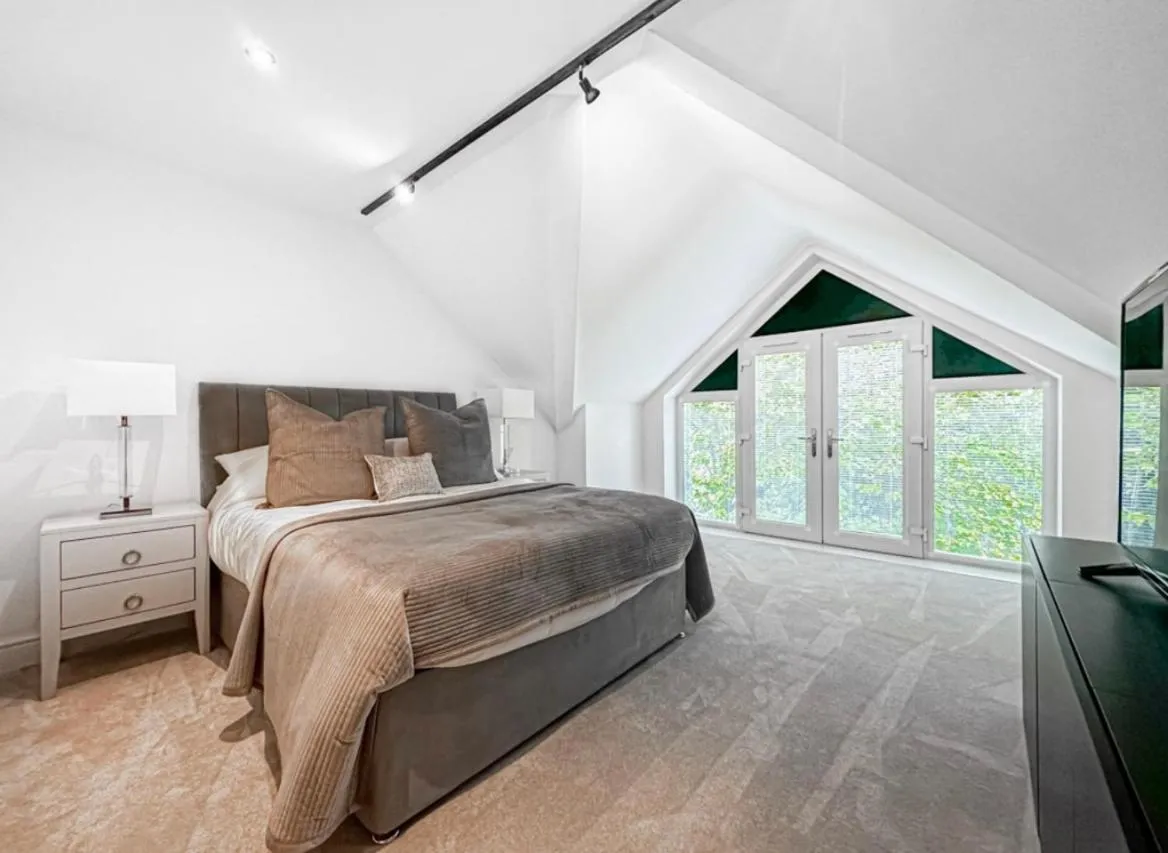 2 Bedroomed apt by Sefton Park and Spire Hospital