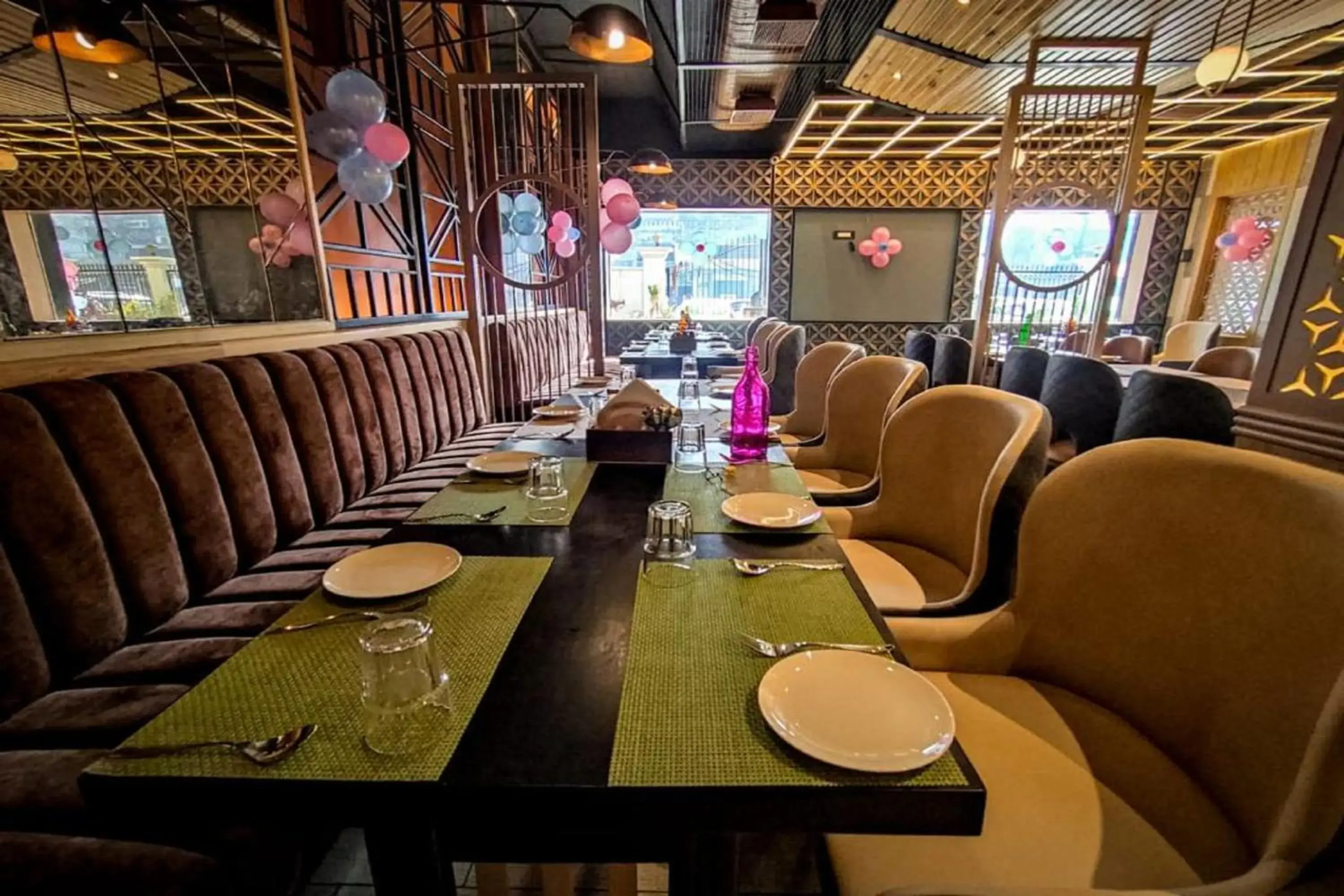 Restaurant/places to eat in Hotel Park Regency Restaurant/places to eat in Hotel Park Regency