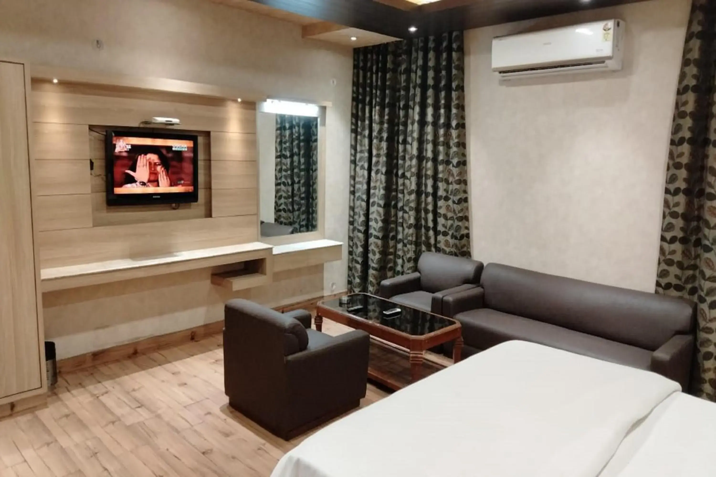 TV and multimedia, Bed in Hotel Park Regency TV and multimedia, Bed in Hotel Park Regency