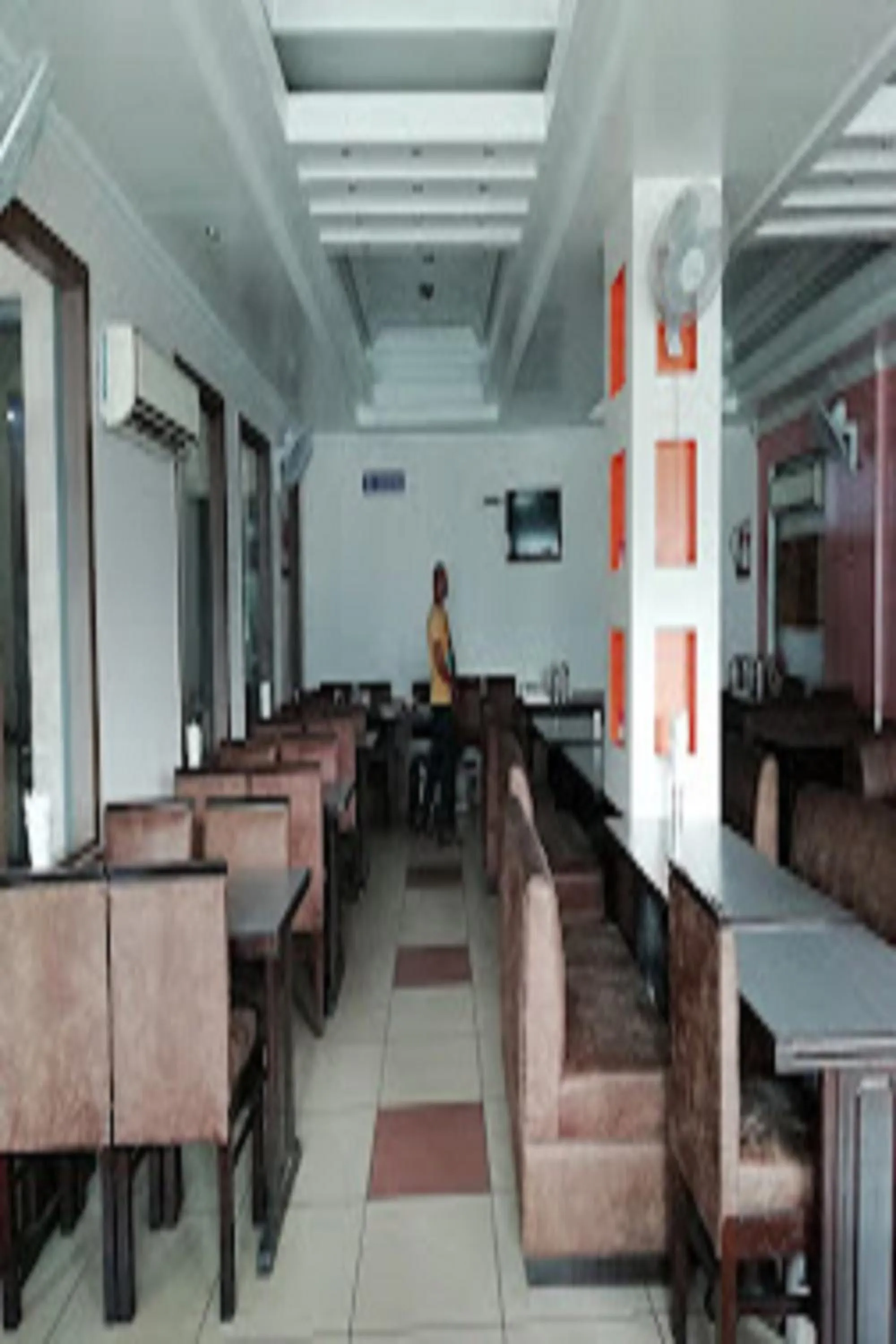 Restaurant/places to eat in Hotel Park Regency