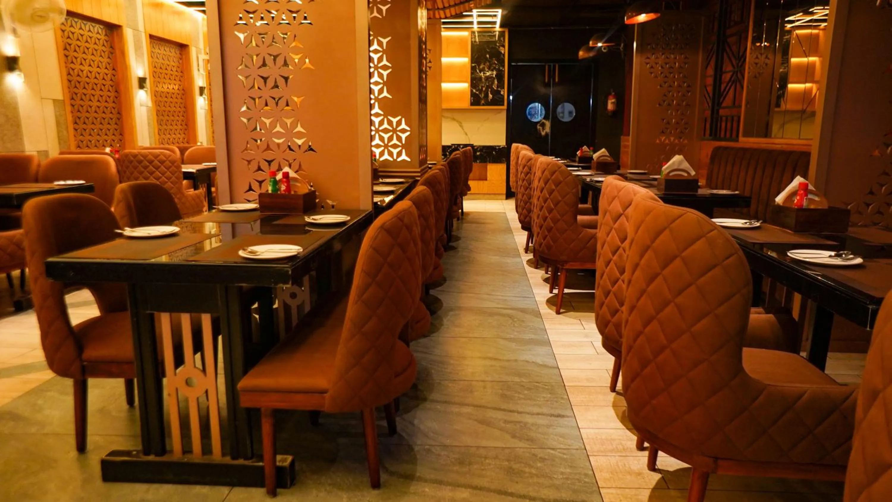 Restaurant/places to eat in Hotel Park Regency