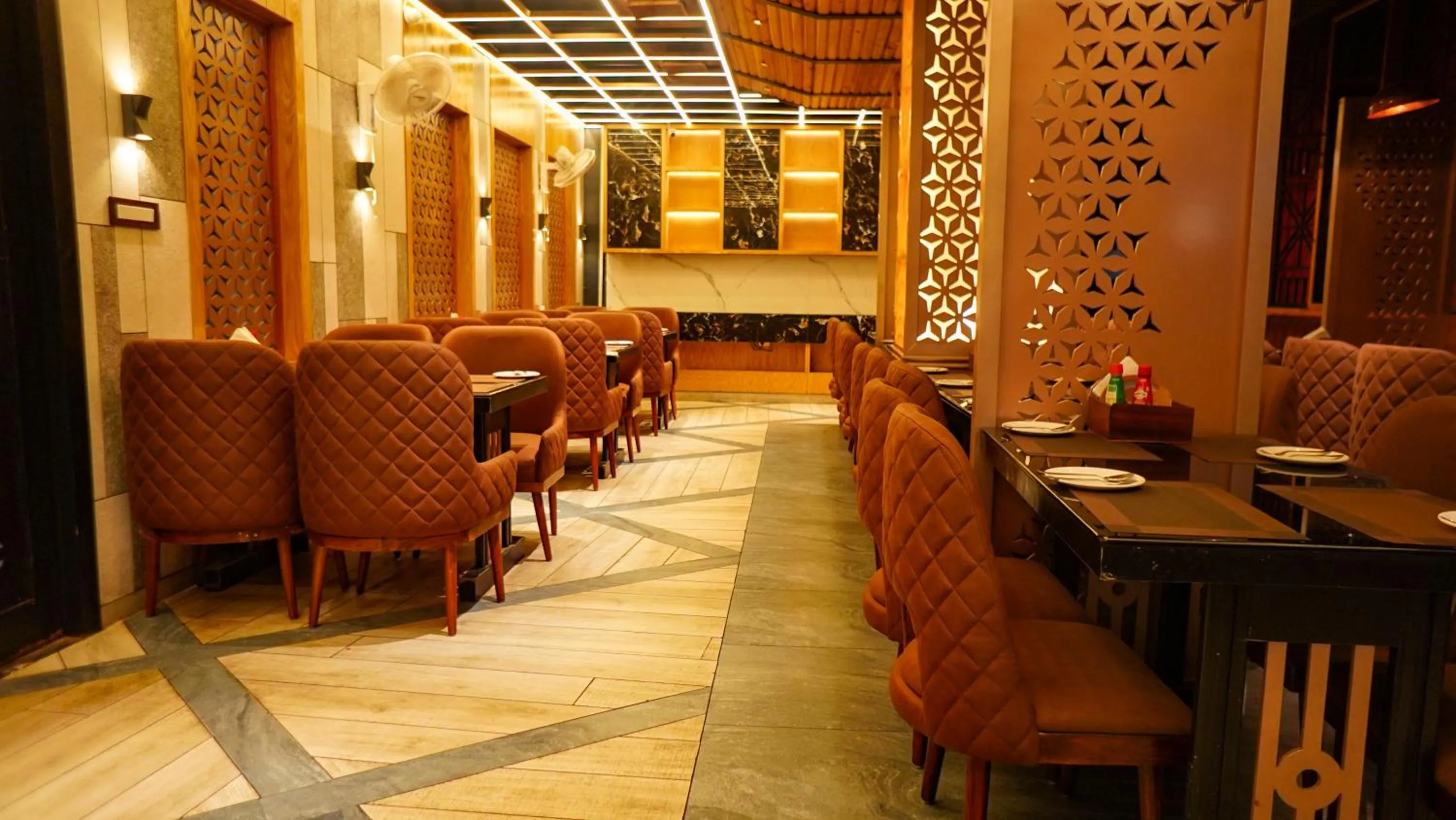 Restaurant/places to eat in Hotel Park Regency