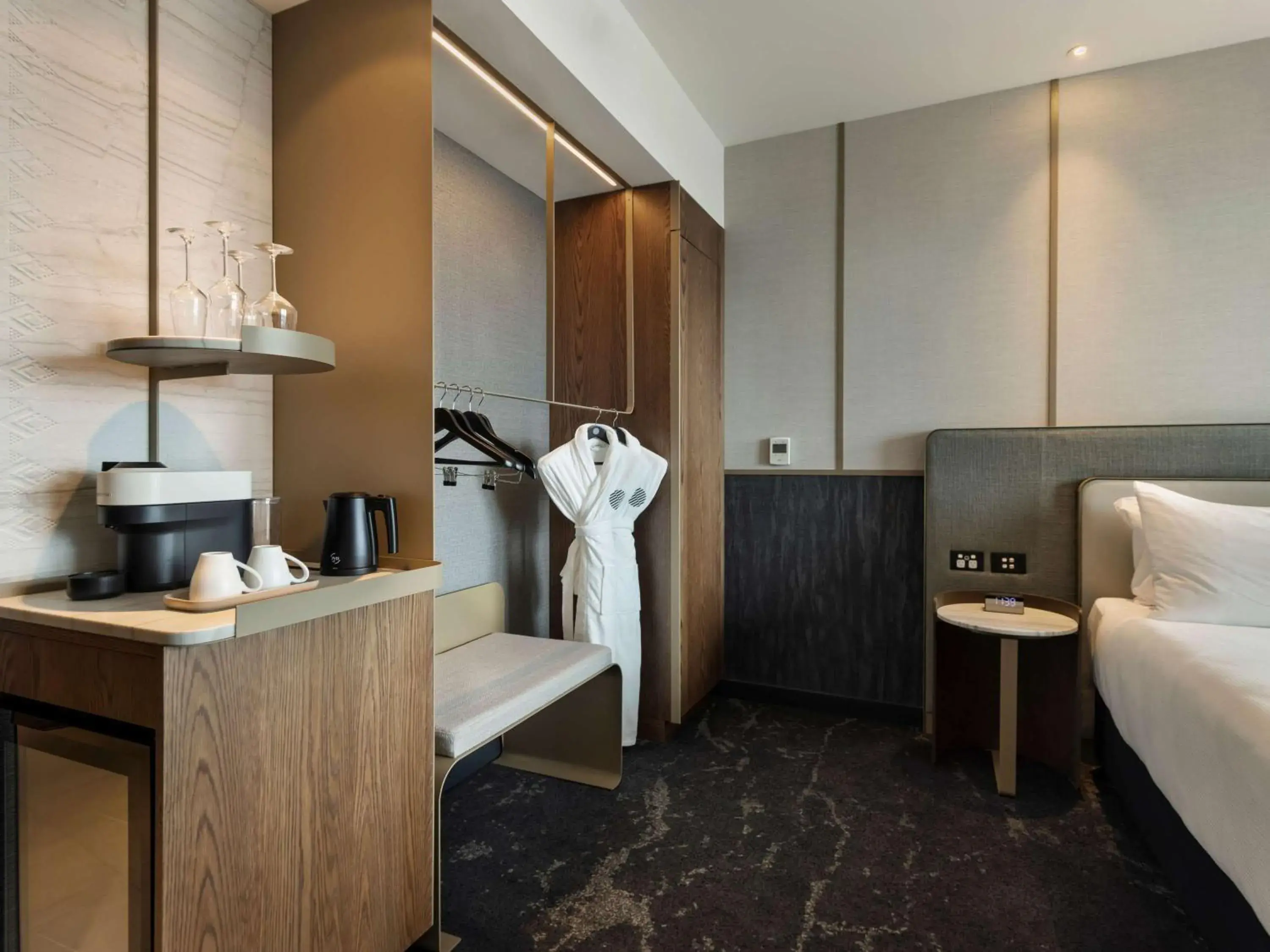 Coffee/tea facilities, Bed in Pullman Auckland Airport Coffee/tea facilities, Bed in Pullman Auckland Airport