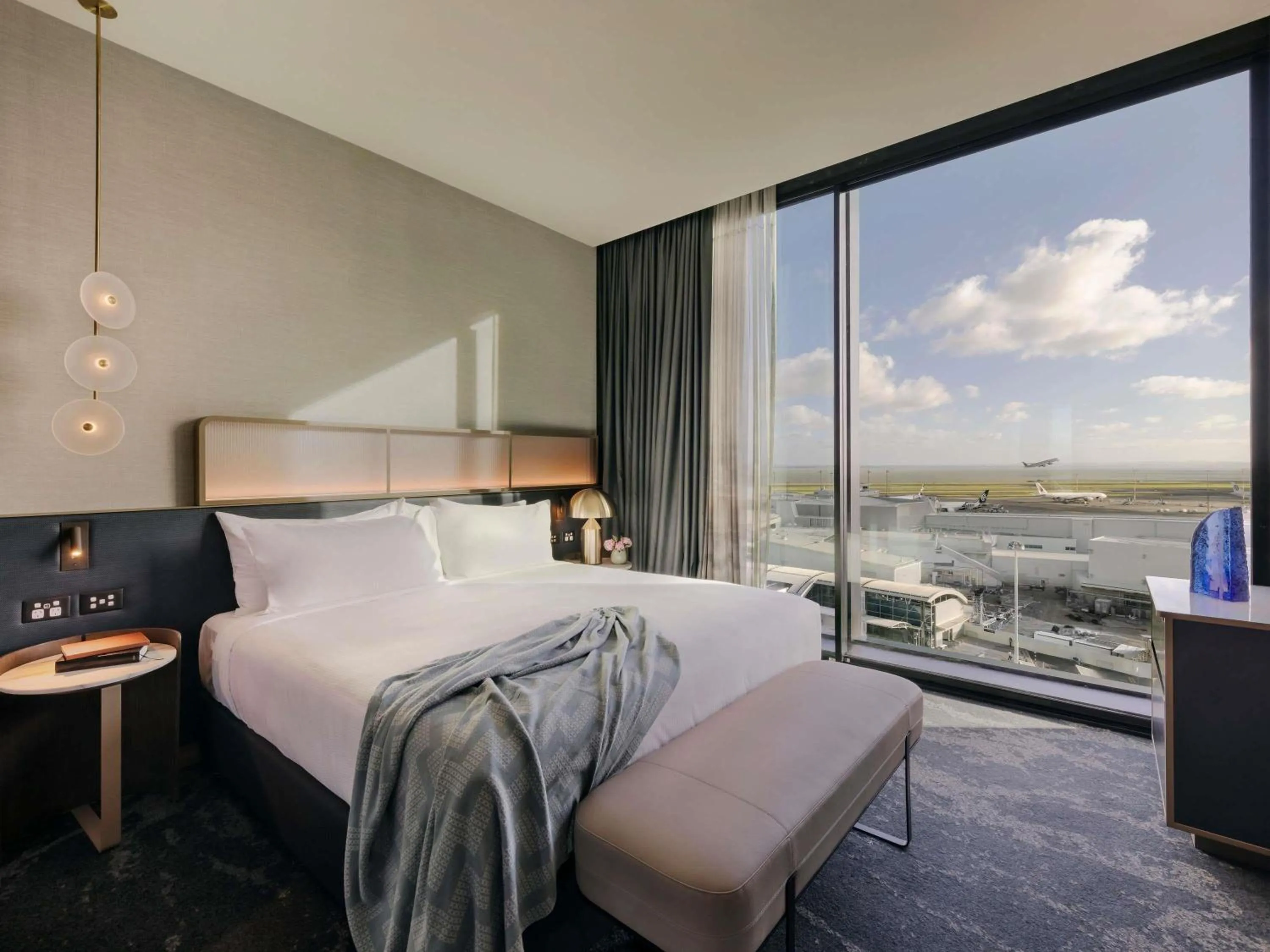Photo of the whole room, Bed in Pullman Auckland Airport
