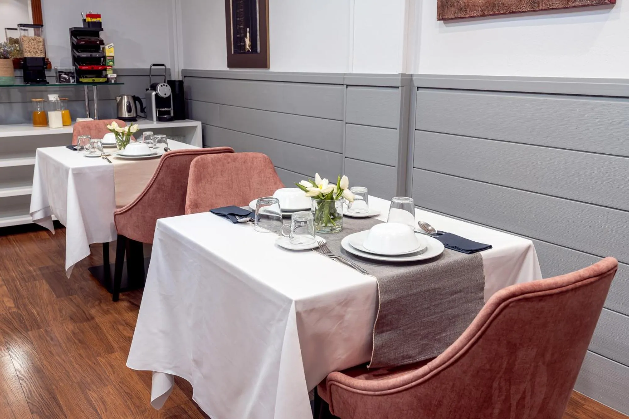 Restaurant/places to eat in Hotel Reina Mora