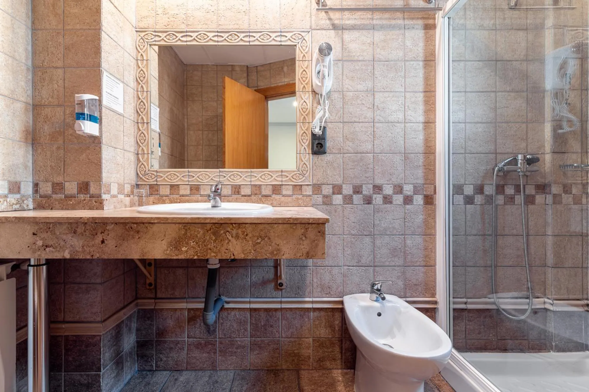 Toilet in Hotel Reina Mora