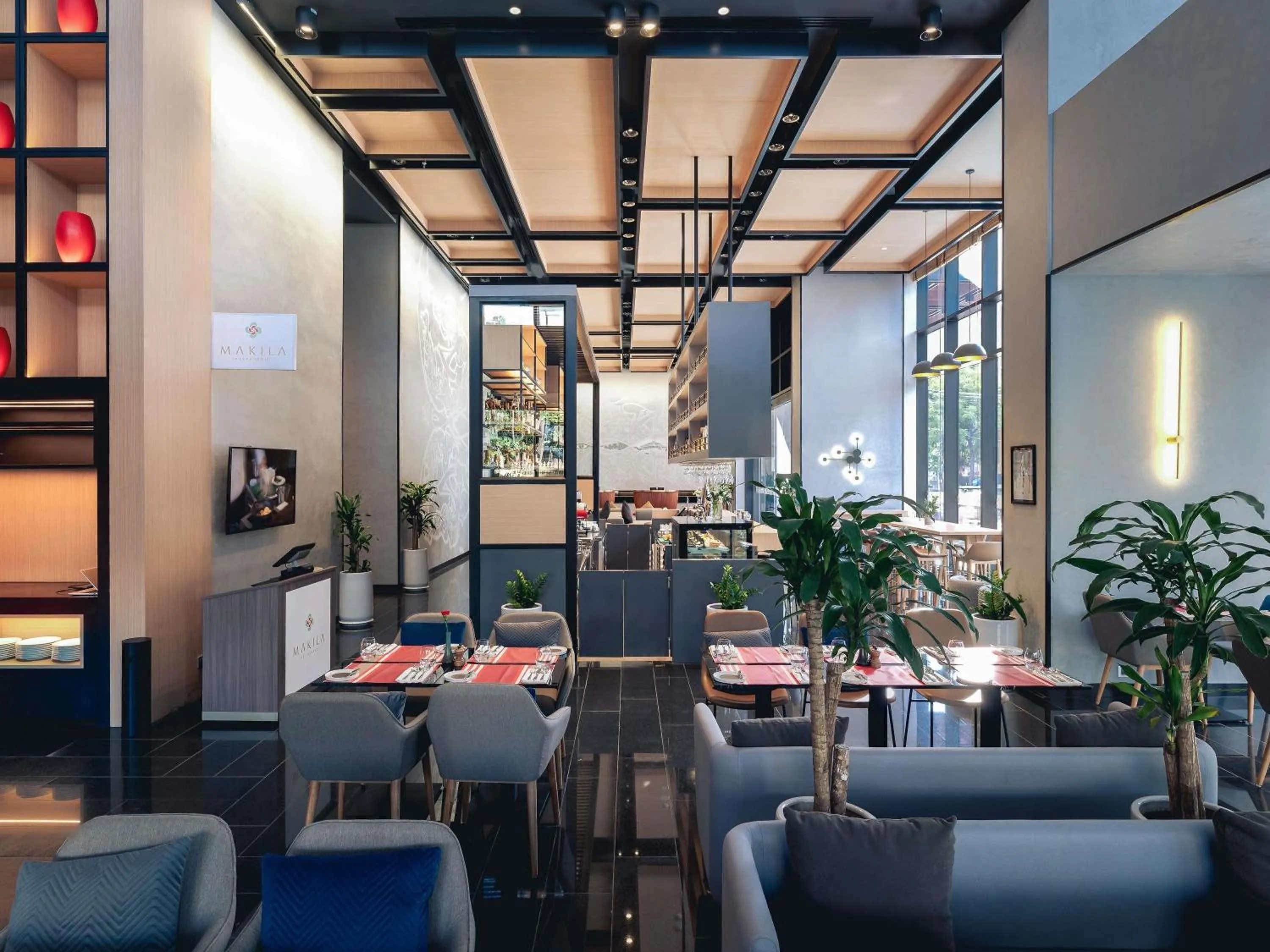 Restaurant/places to eat in Novotel Phnom Penh BKK 1