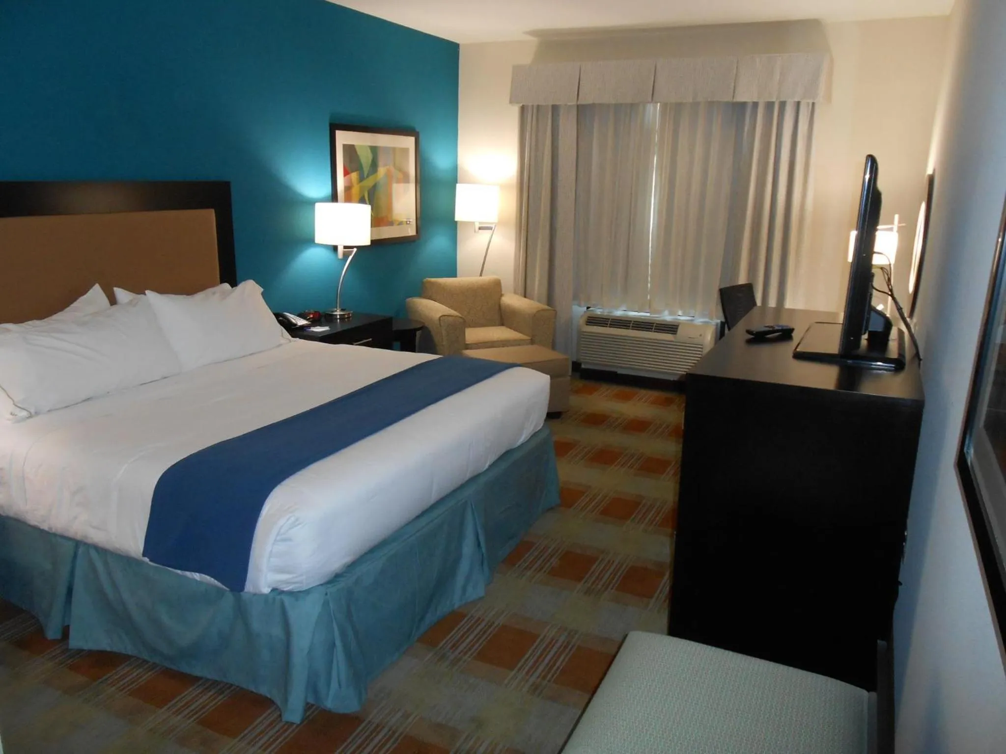 Photo of the whole room, Bed in Holiday Inn Express & Suites Houston Northwest-Brookhollow by IHG