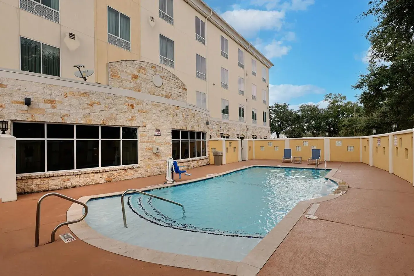 Swimming pool in Holiday Inn Express & Suites Houston Northwest-Brookhollow by IHG Swimming pool in Holiday Inn Express & Suites Houston Northwest-Brookhollow by IHG