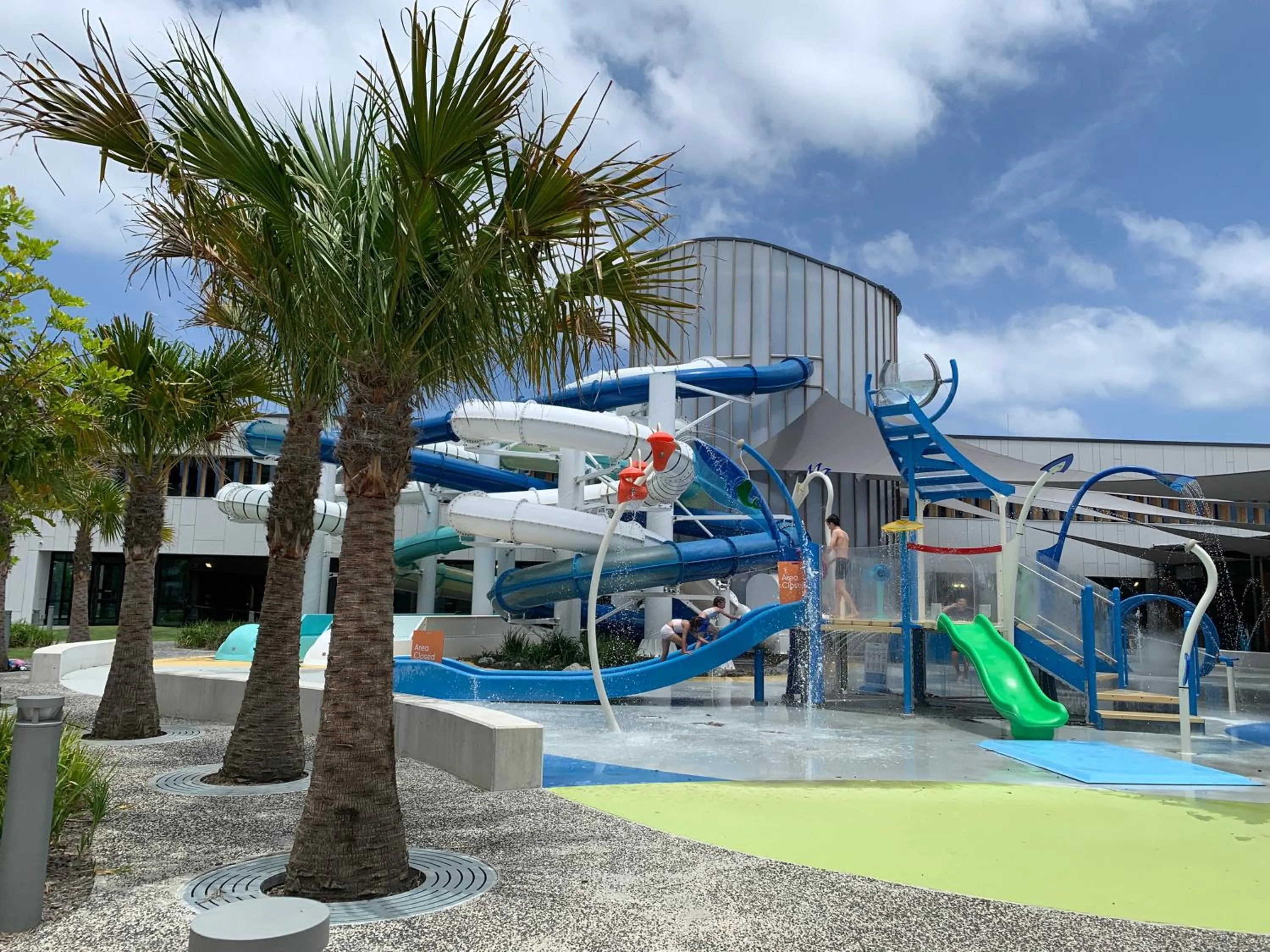 Children play ground in 100m to Beach&Shop Spacious Pristine One Story Family Home