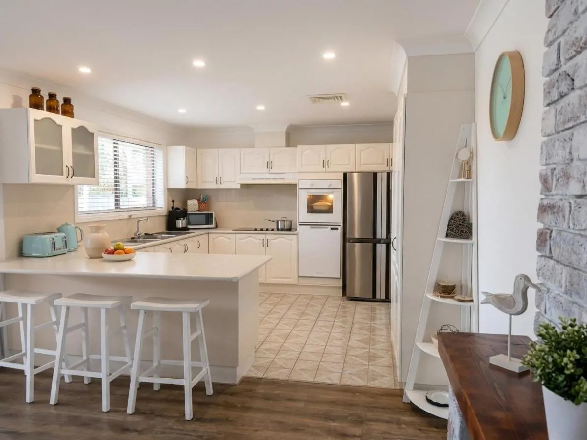100m to Beach&Shop Spacious Pristine One Story Family Home
