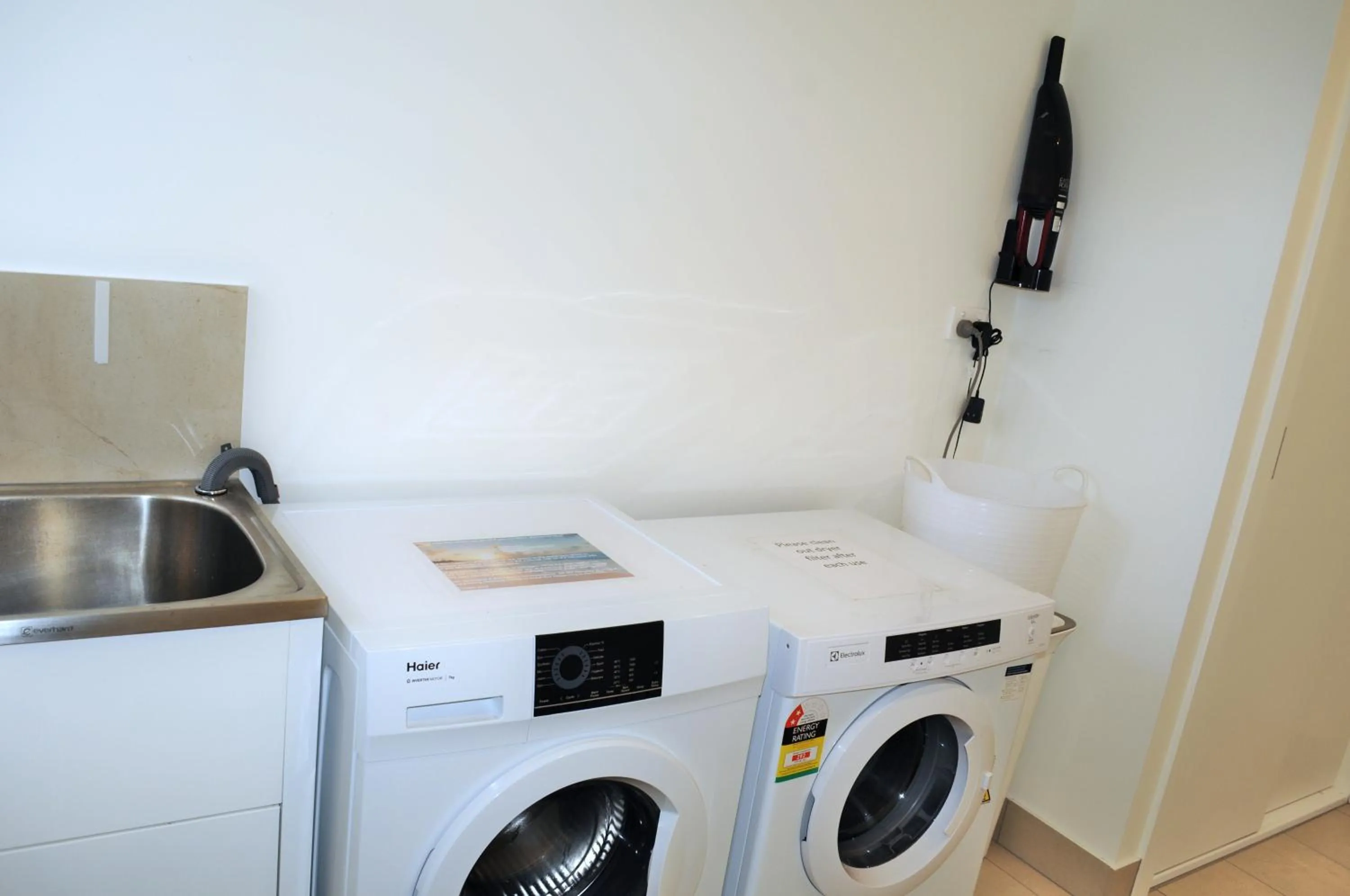 laundry in 100m to Beach&Shop Spacious Pristine One Story Family Home