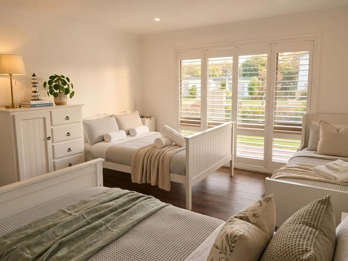 Bed in 100m to Beach&Shop Spacious Pristine One Story Family Home