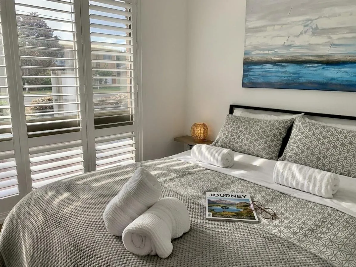 Bed in 100m to Beach&Shop Spacious Pristine One Story Family Home