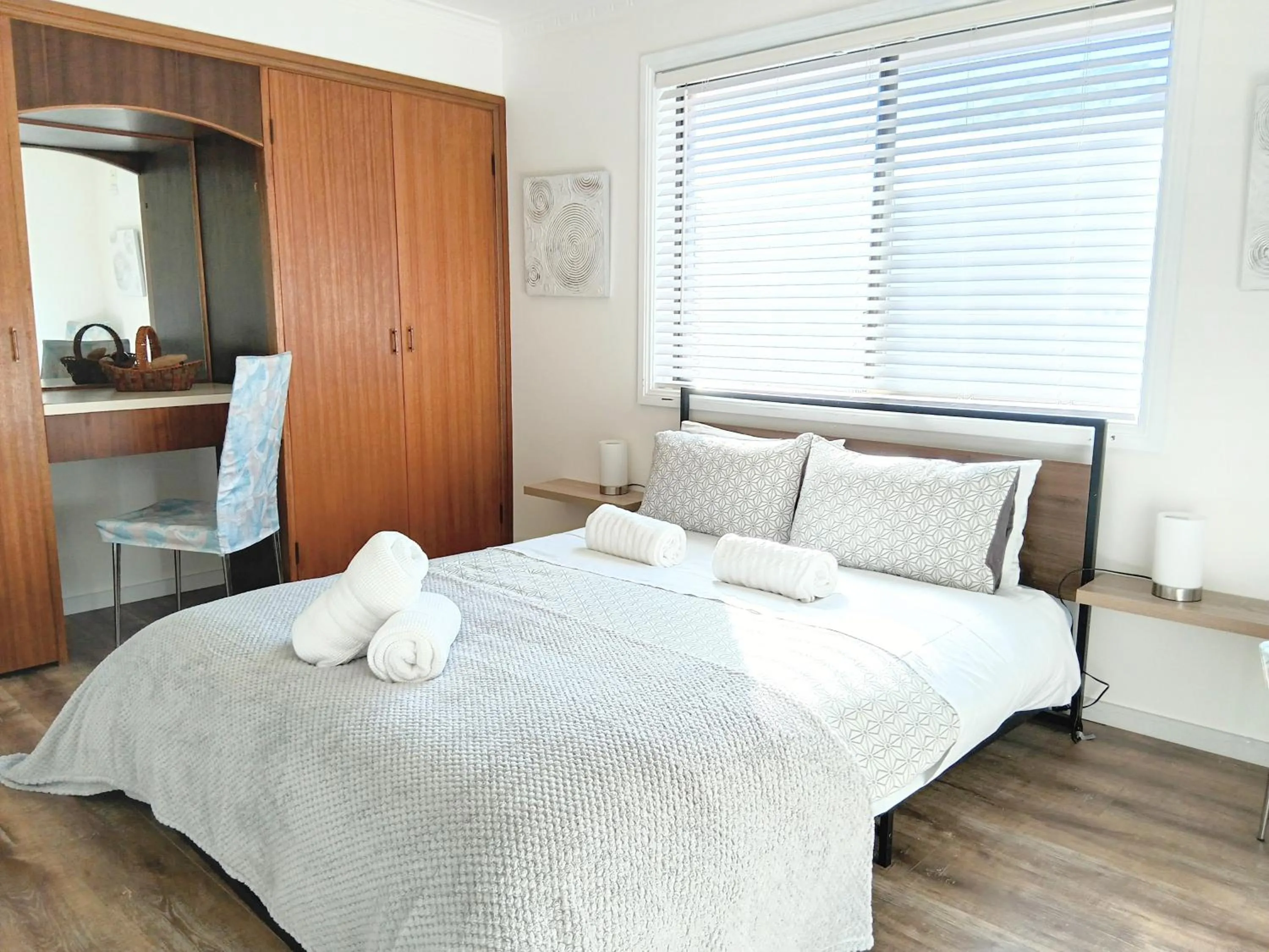 Bed in 100m to Beach&Shop Spacious Pristine One Story Family Home