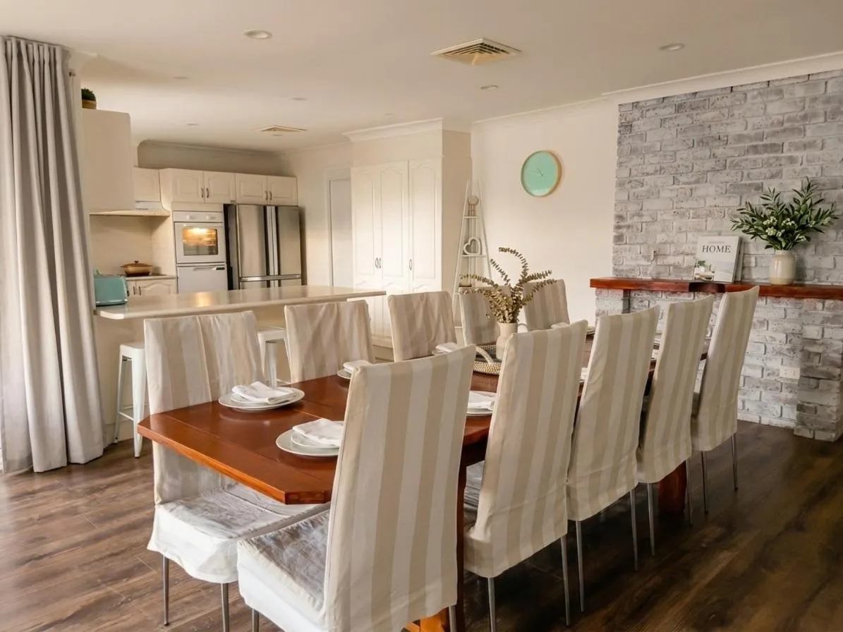 100m to Beach&Shop Spacious Pristine One Story Family Home
