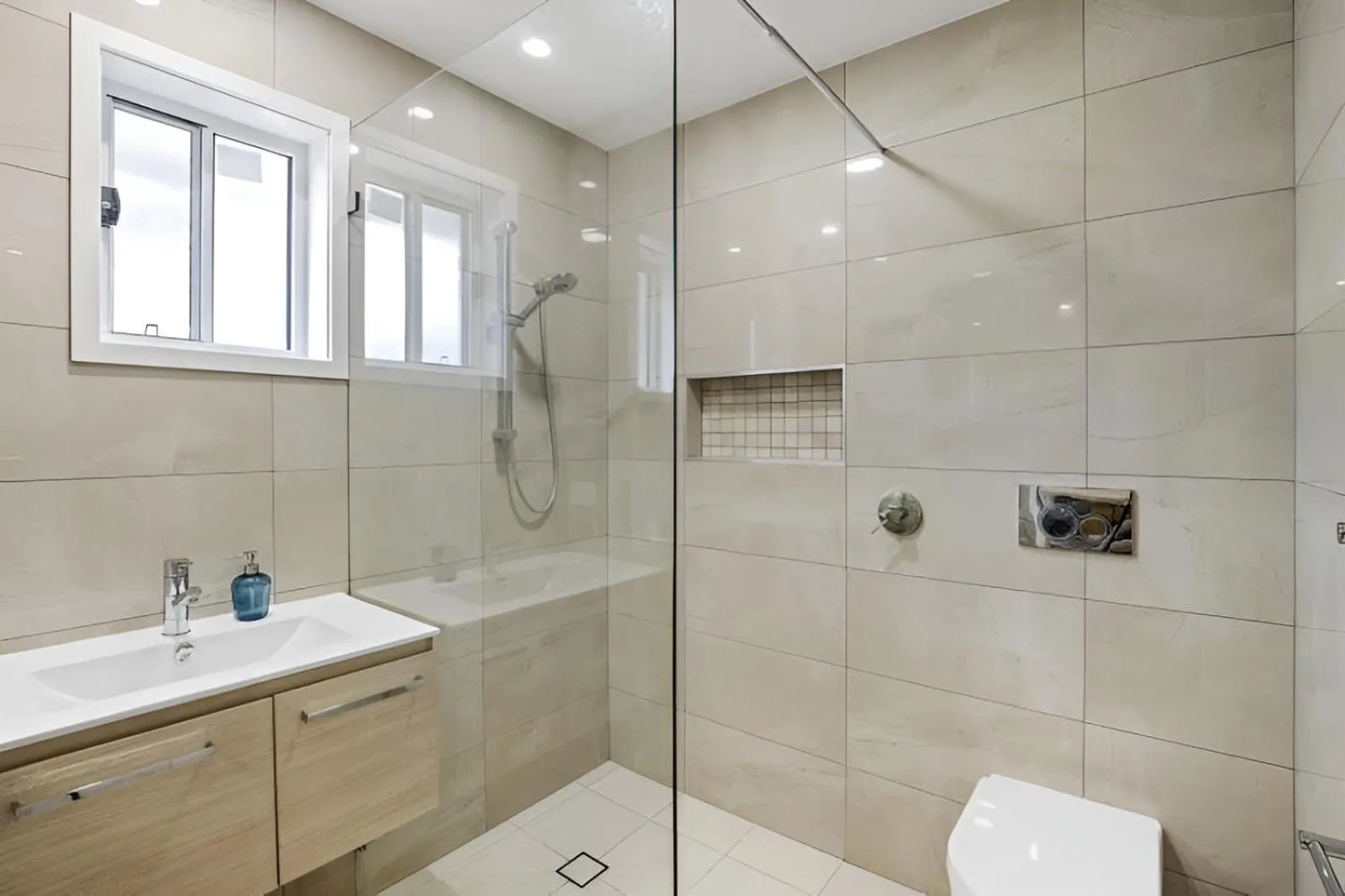 Shower in 100m to Beach&Shop Spacious Pristine One Story Family Home