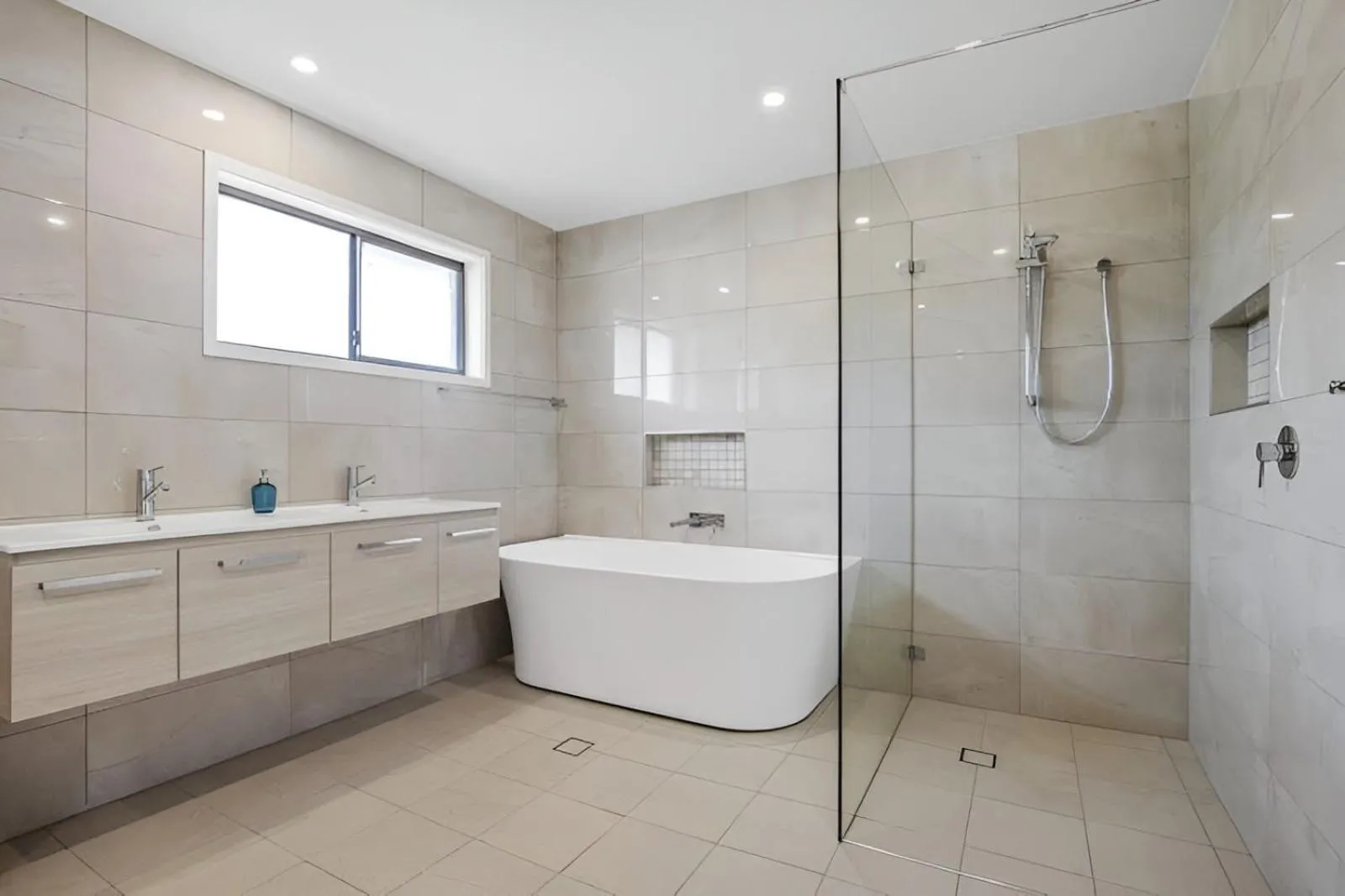 Five-Bedroom House in 100m to Beach&Shop Spacious Pristine One Story Family Home