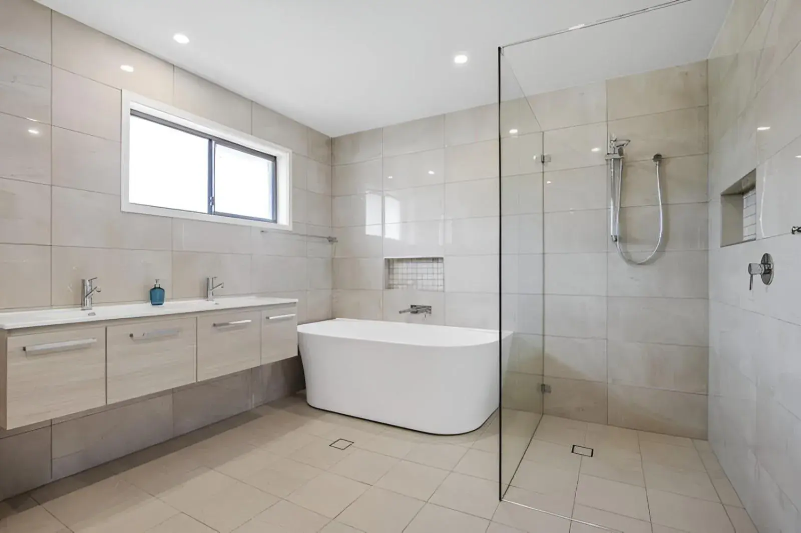 Five-Bedroom House in 100m to Beach&Shop Spacious Pristine One Story Family Home Five-Bedroom House in 100m to Beach&Shop Spacious Pristine One Story Family Home