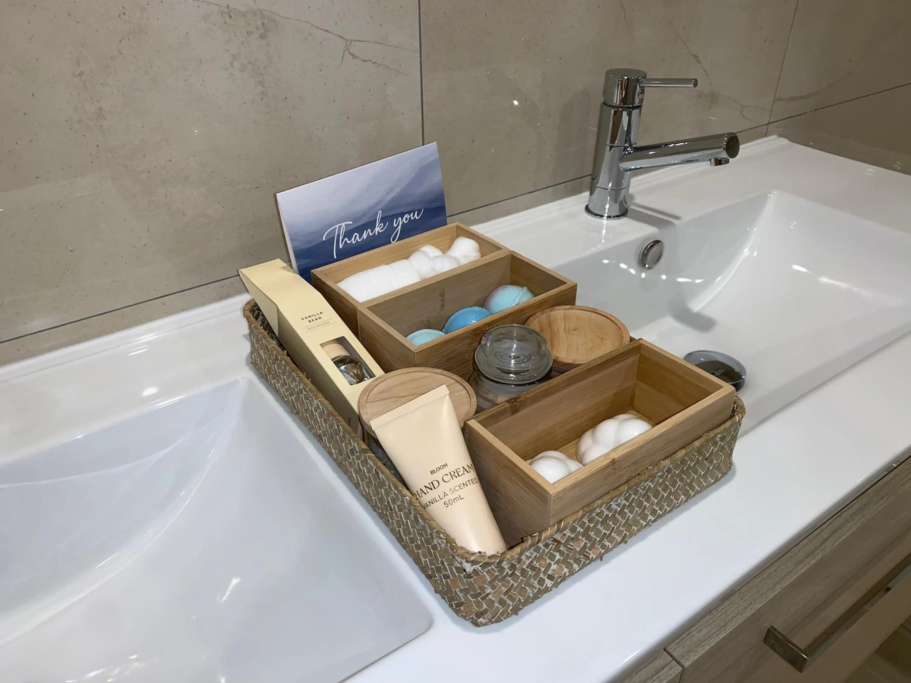 Bathroom in 100m to Beach&Shop Spacious Pristine One Story Family Home