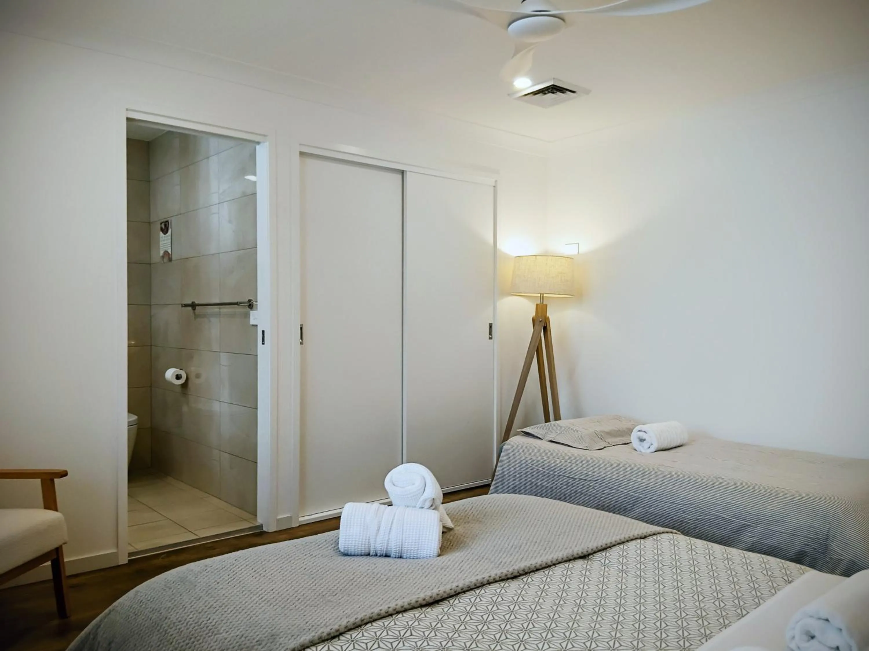 Bed in 100m to Beach&Shop Spacious Pristine One Story Family Home