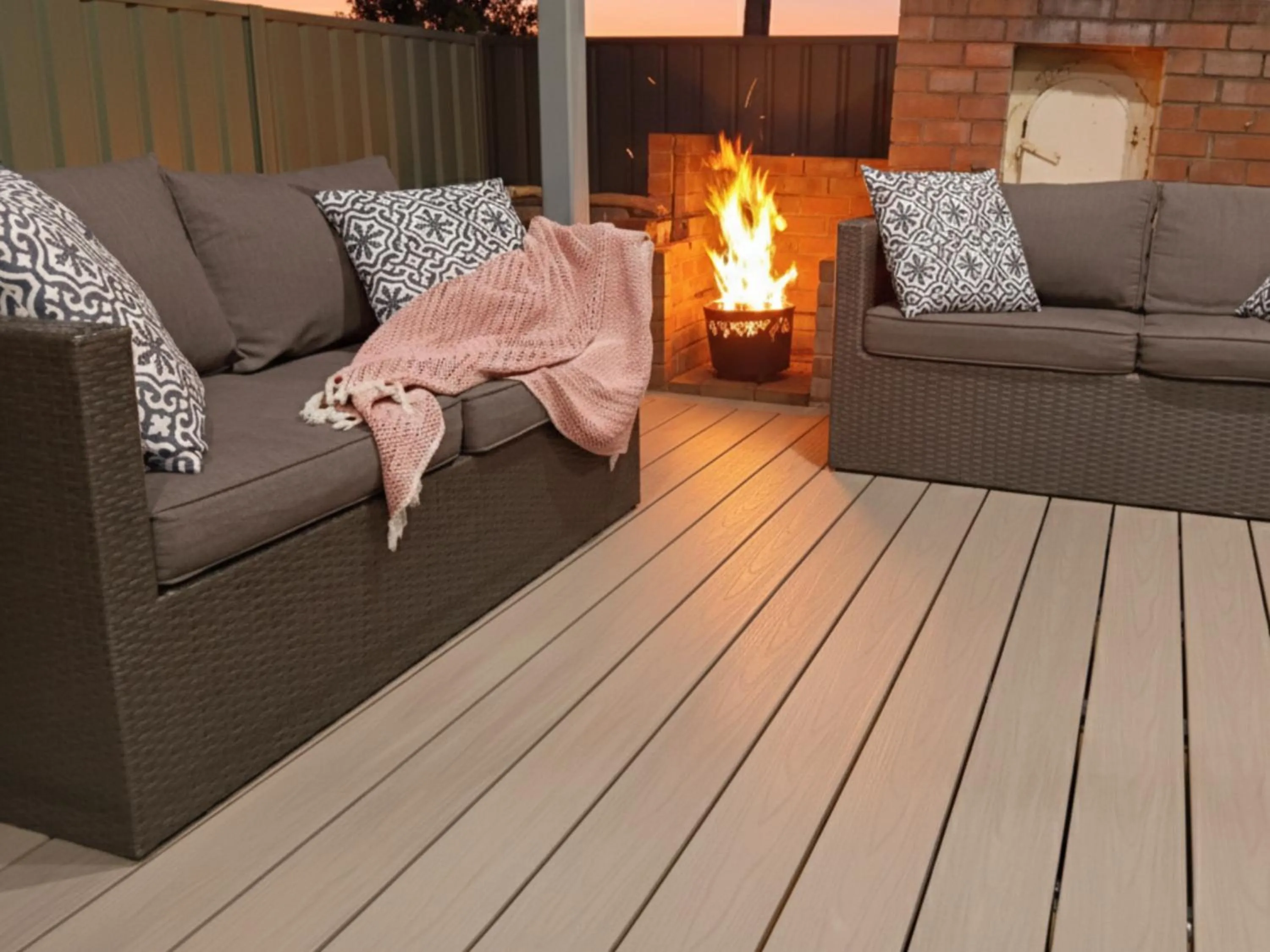 BBQ facilities in 100m to Beach&Shop Spacious Pristine One Story Family Home