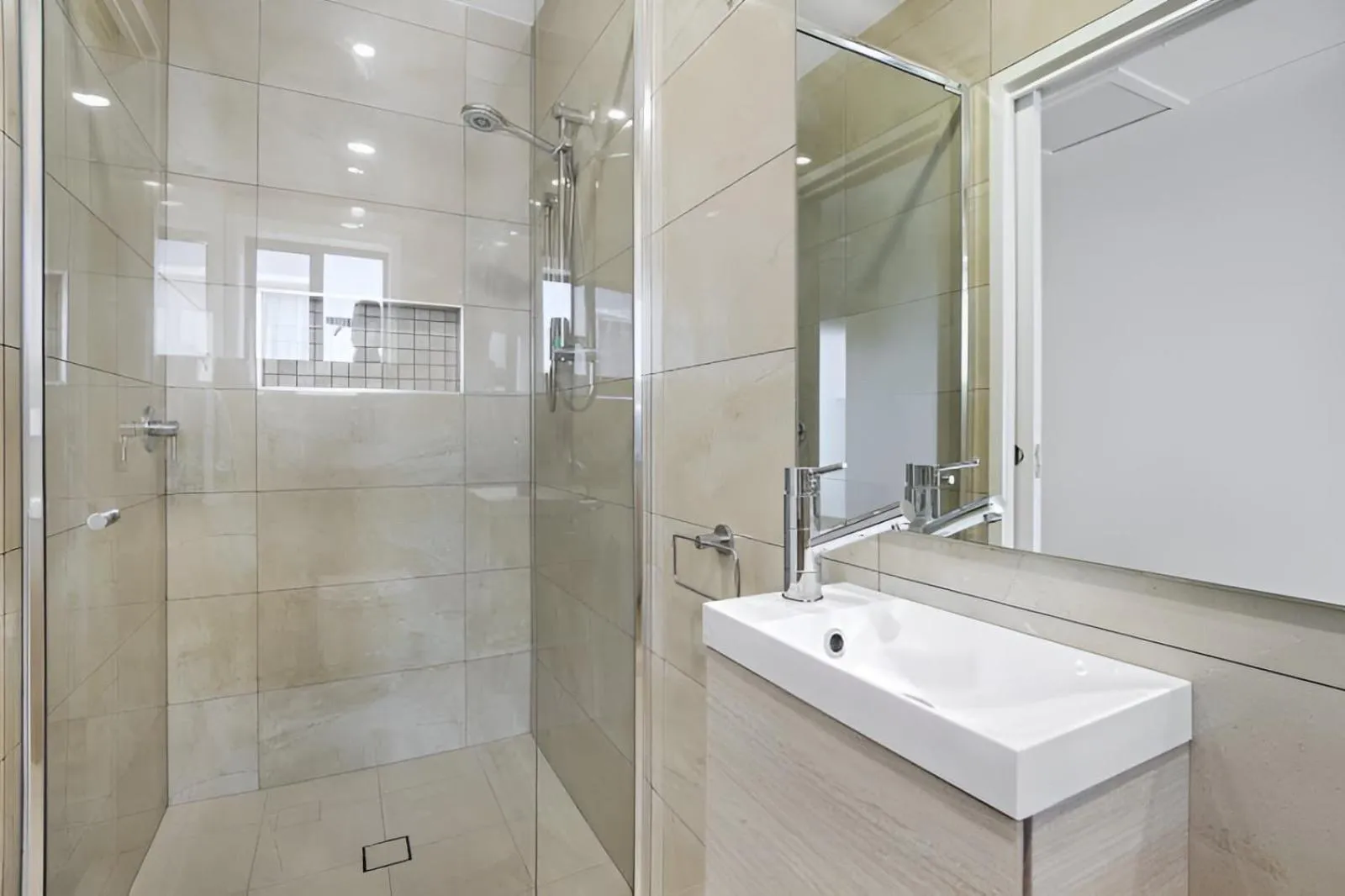 Shower in 100m to Beach&Shop Spacious Pristine One Story Family Home
