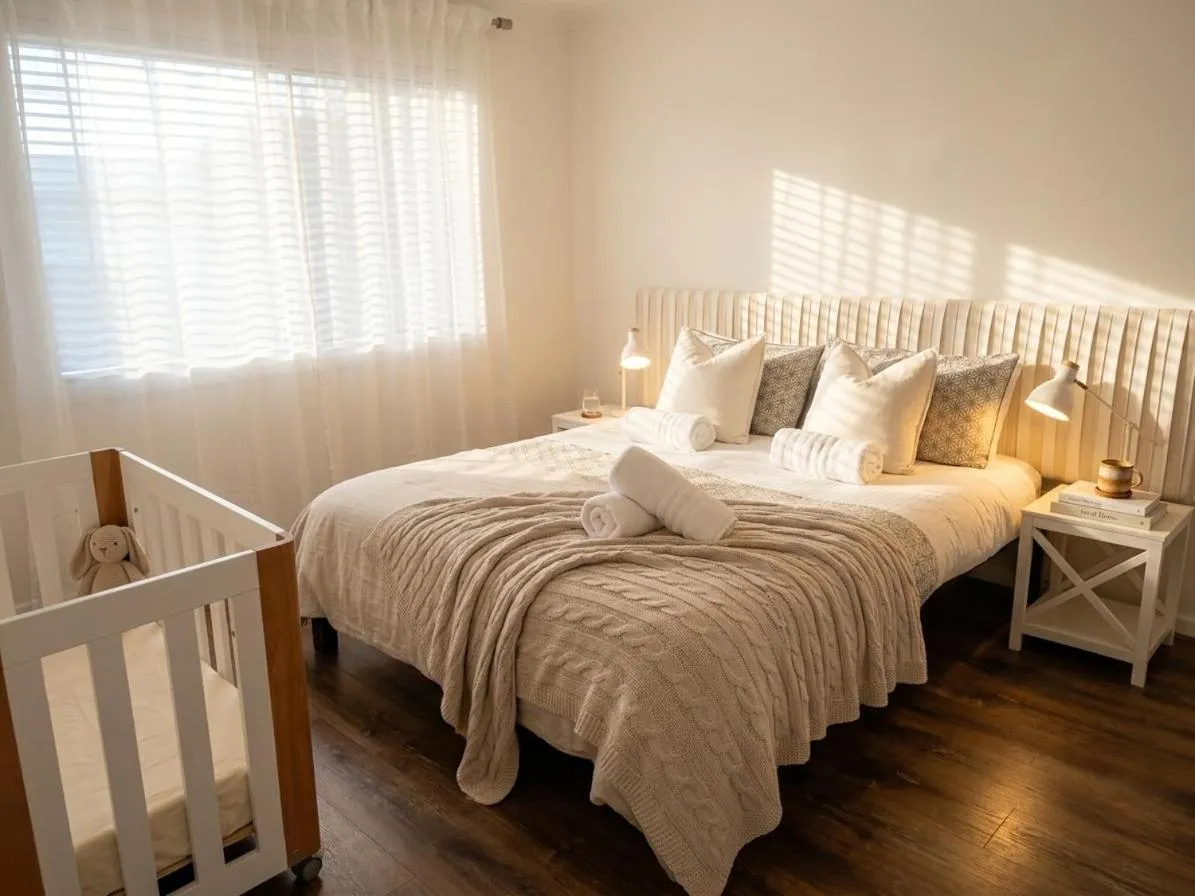 Bed in 100m to Beach&Shop Spacious Pristine One Story Family Home