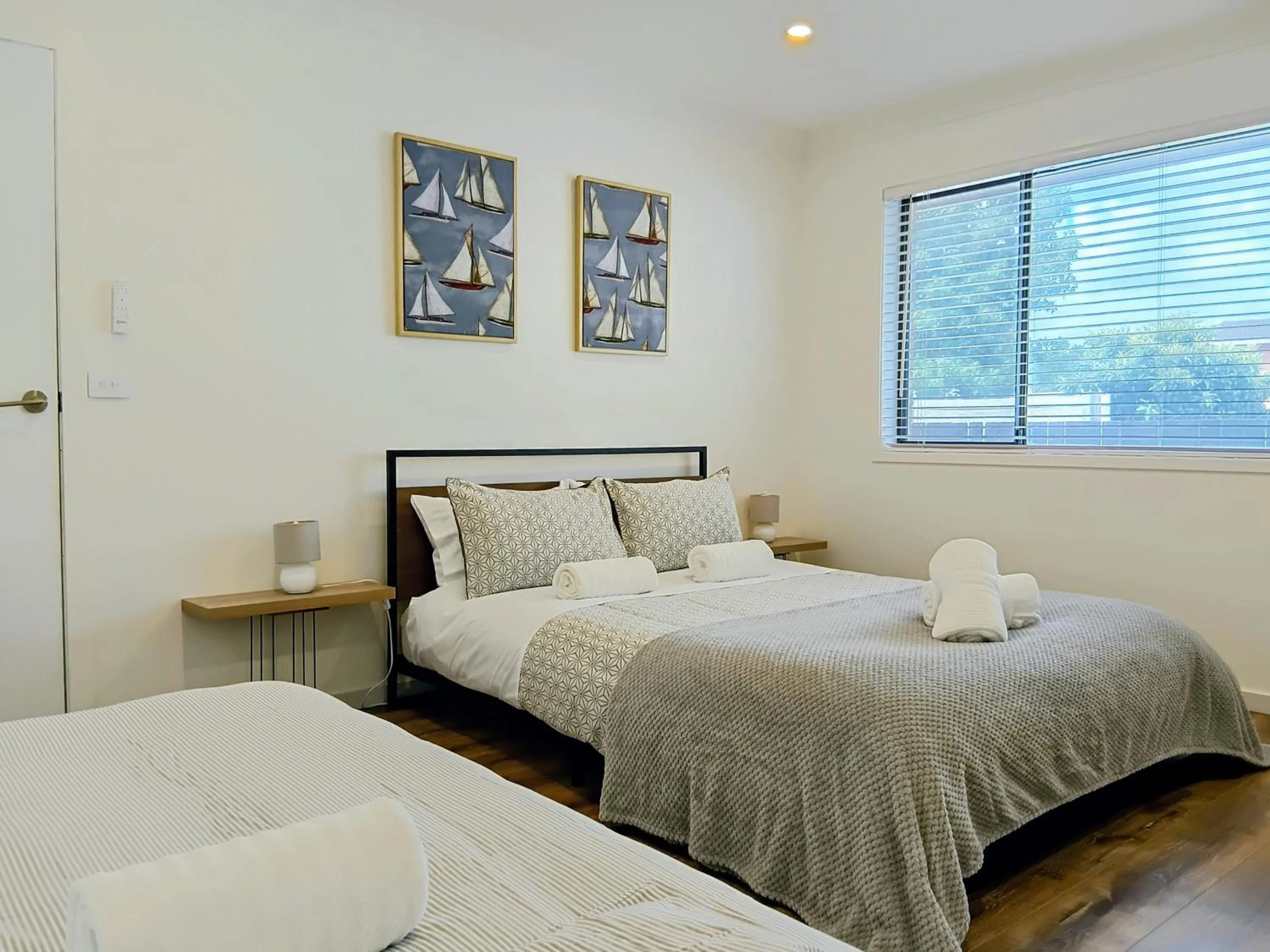 Bed in 100m to Beach&Shop Spacious Pristine One Story Family Home