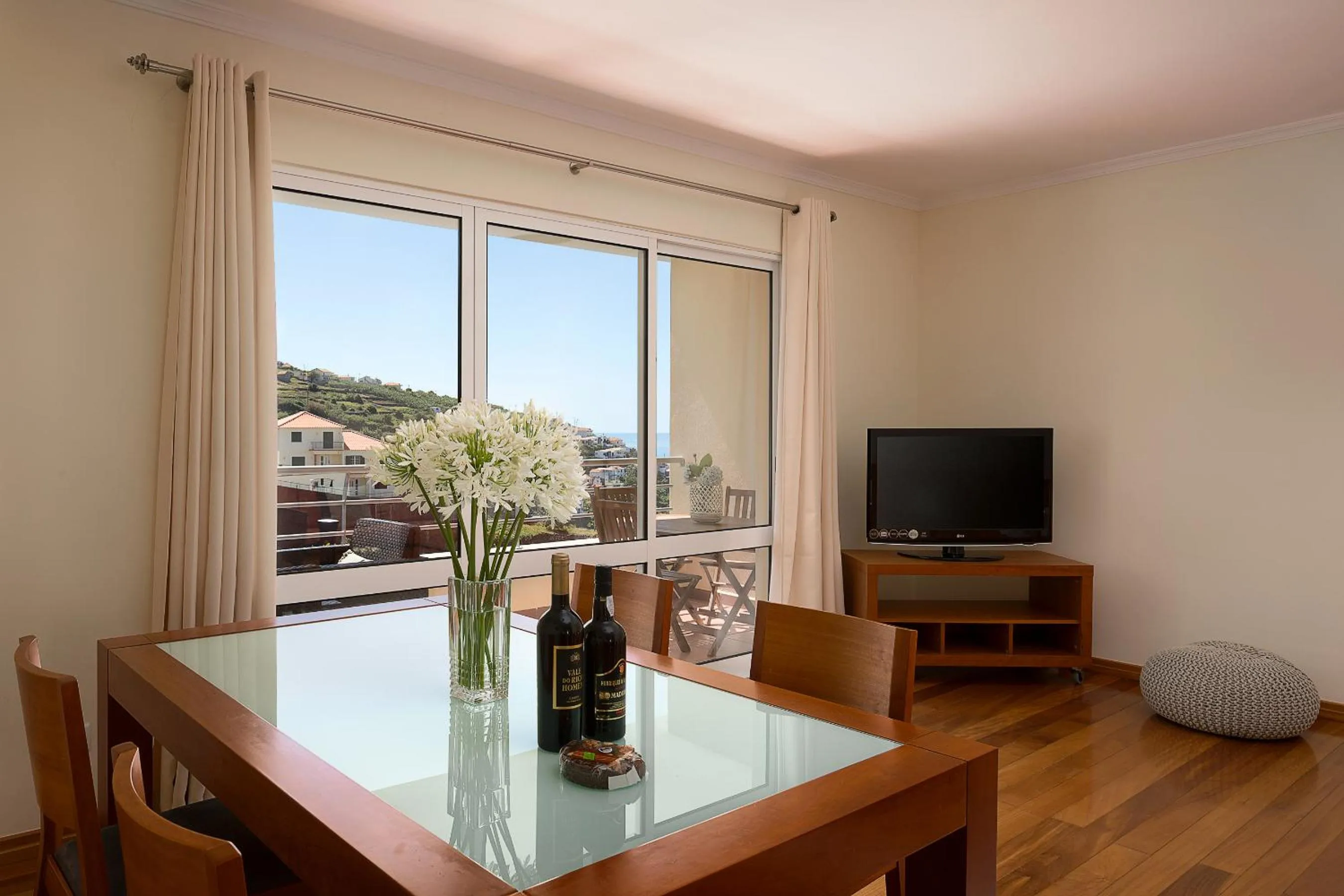 Communal lounge/ TV room in Apartamento Vale e Mar