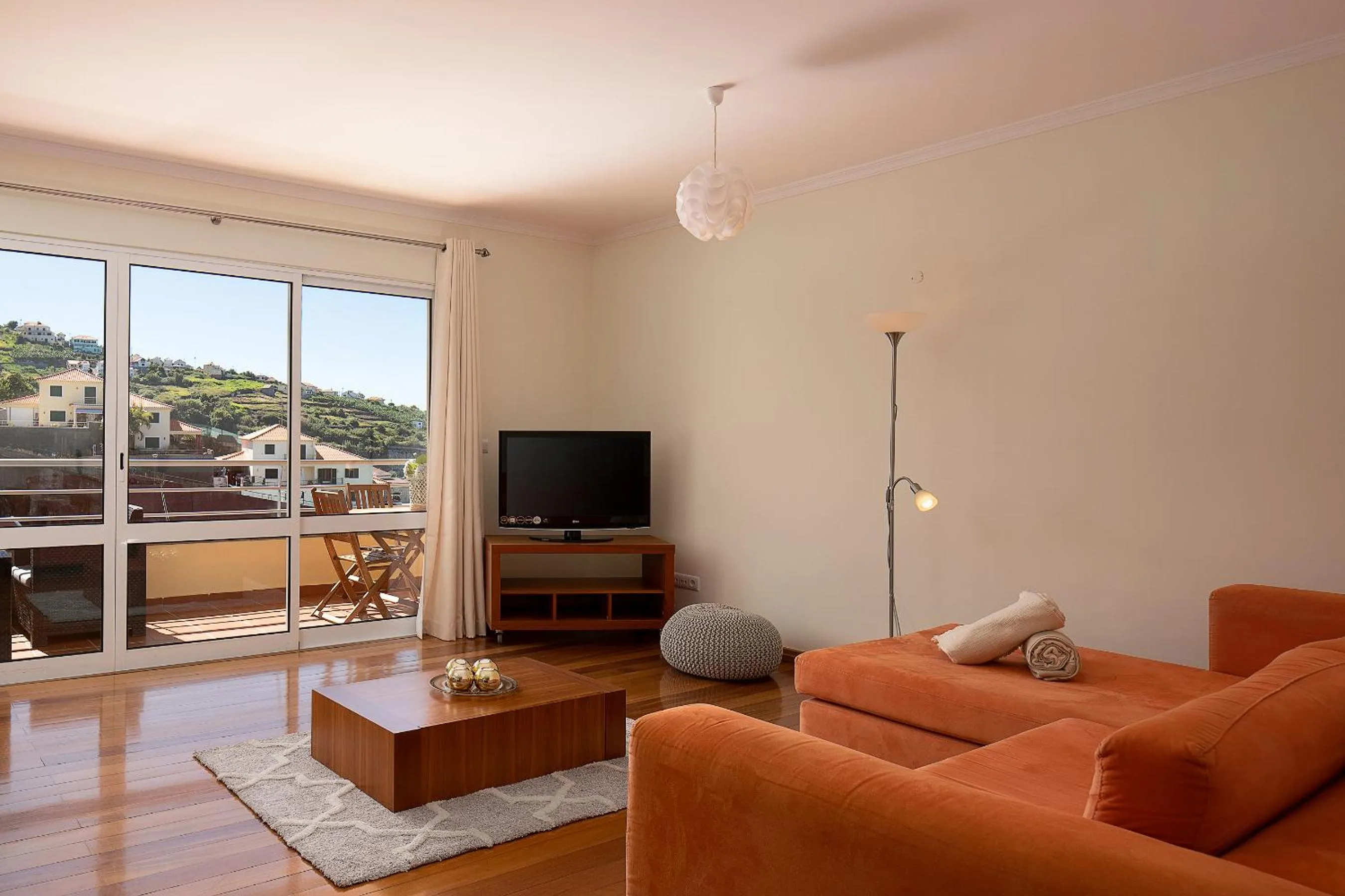Communal lounge/ TV room in Apartamento Vale e Mar
