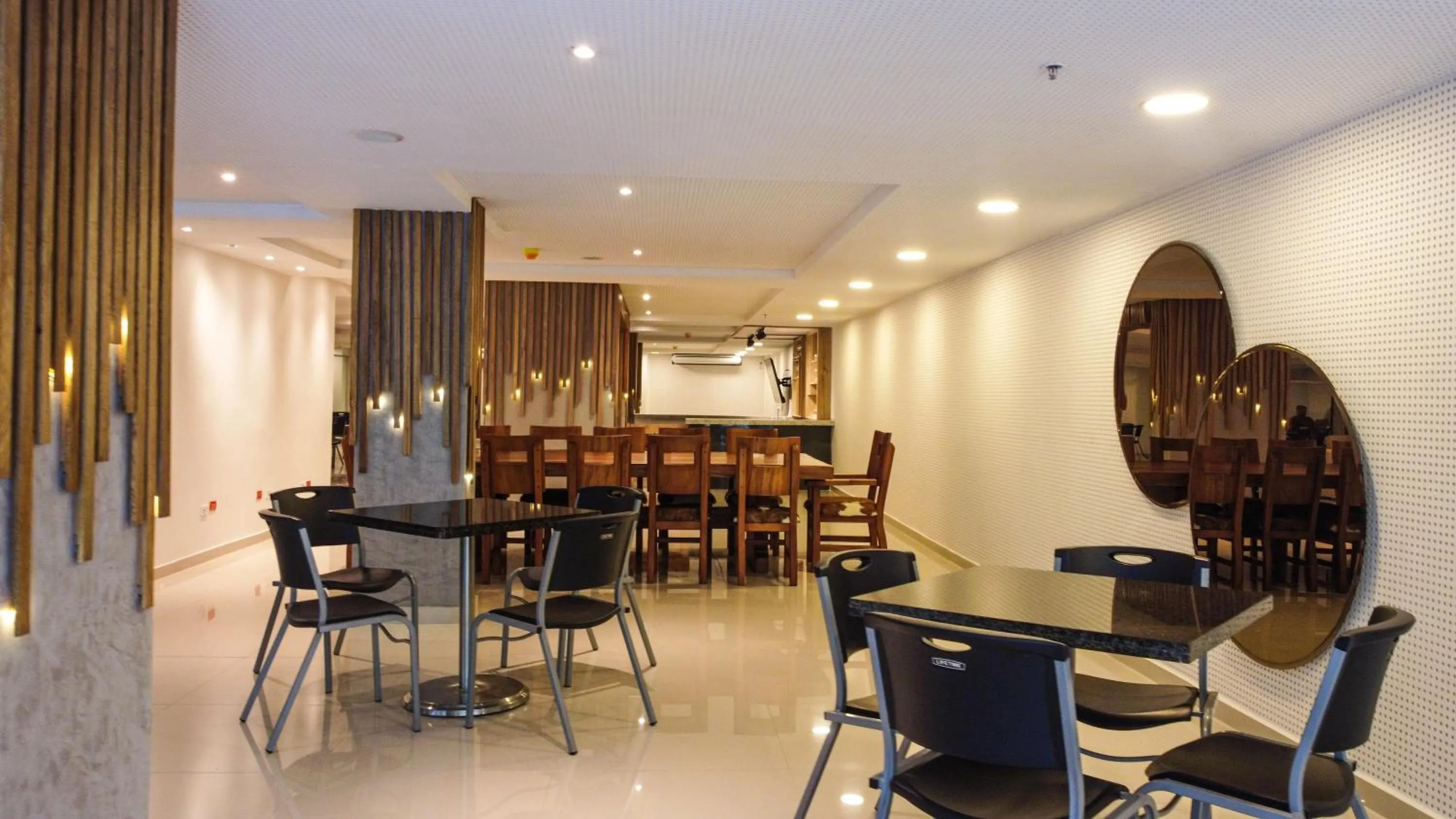 Restaurant/places to eat in HOTEL MANZUR
