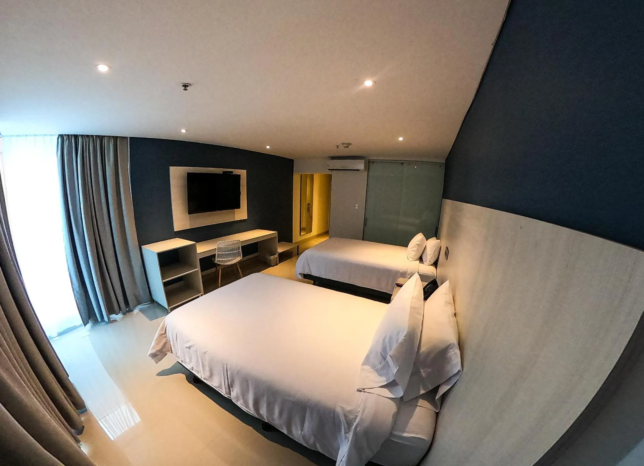 Communal lounge/ TV room, Bed in HOTEL MANZUR