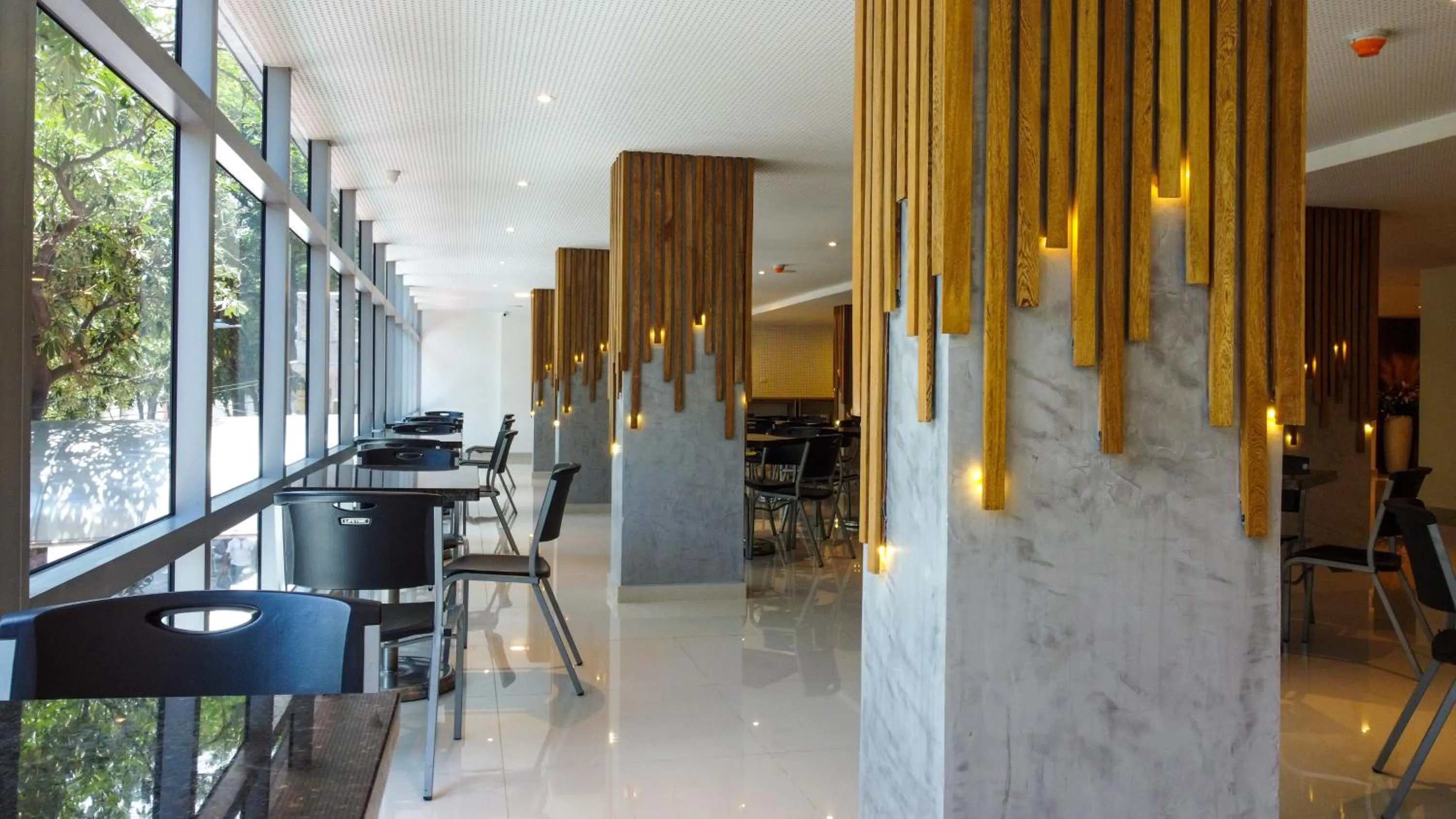 Restaurant/places to eat in HOTEL MANZUR