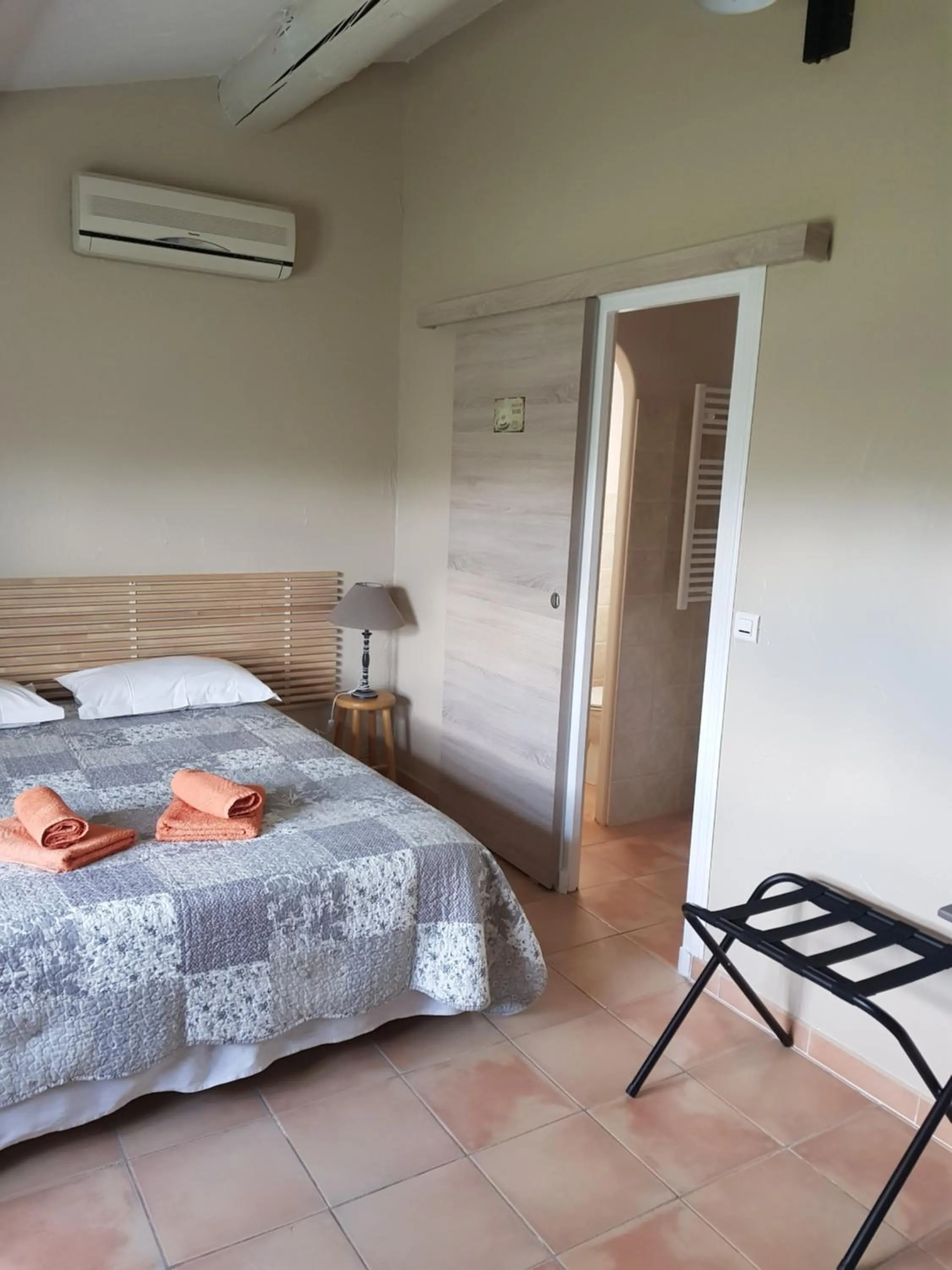 Bedroom, Bed in Mas Clement - Chambre et table d'hôtes