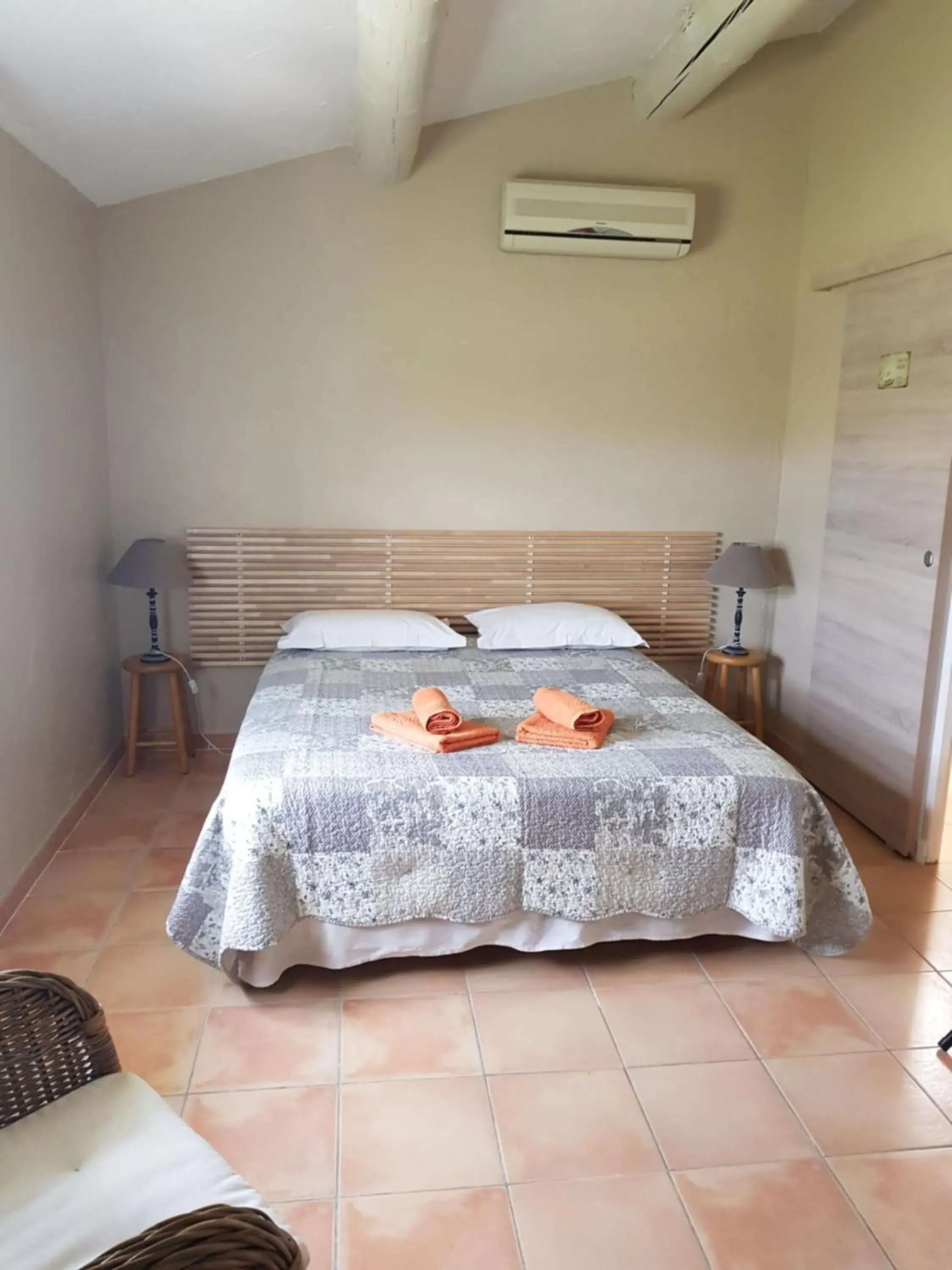 Double Room - single occupancy in Mas Clement - Chambre et table d'hôtes Double Room - single occupancy in Mas Clement - Chambre et table d'hôtes