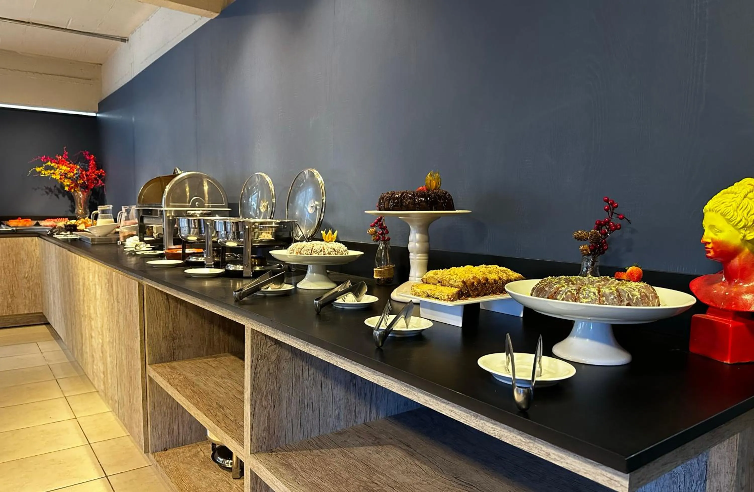 Restaurant/places to eat in Luzzy Hotel