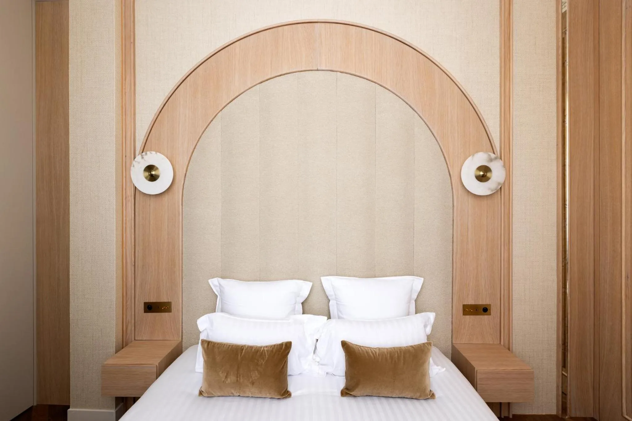 Bed in HIGHSTAY - Luxury Serviced Apartments - Le Marais