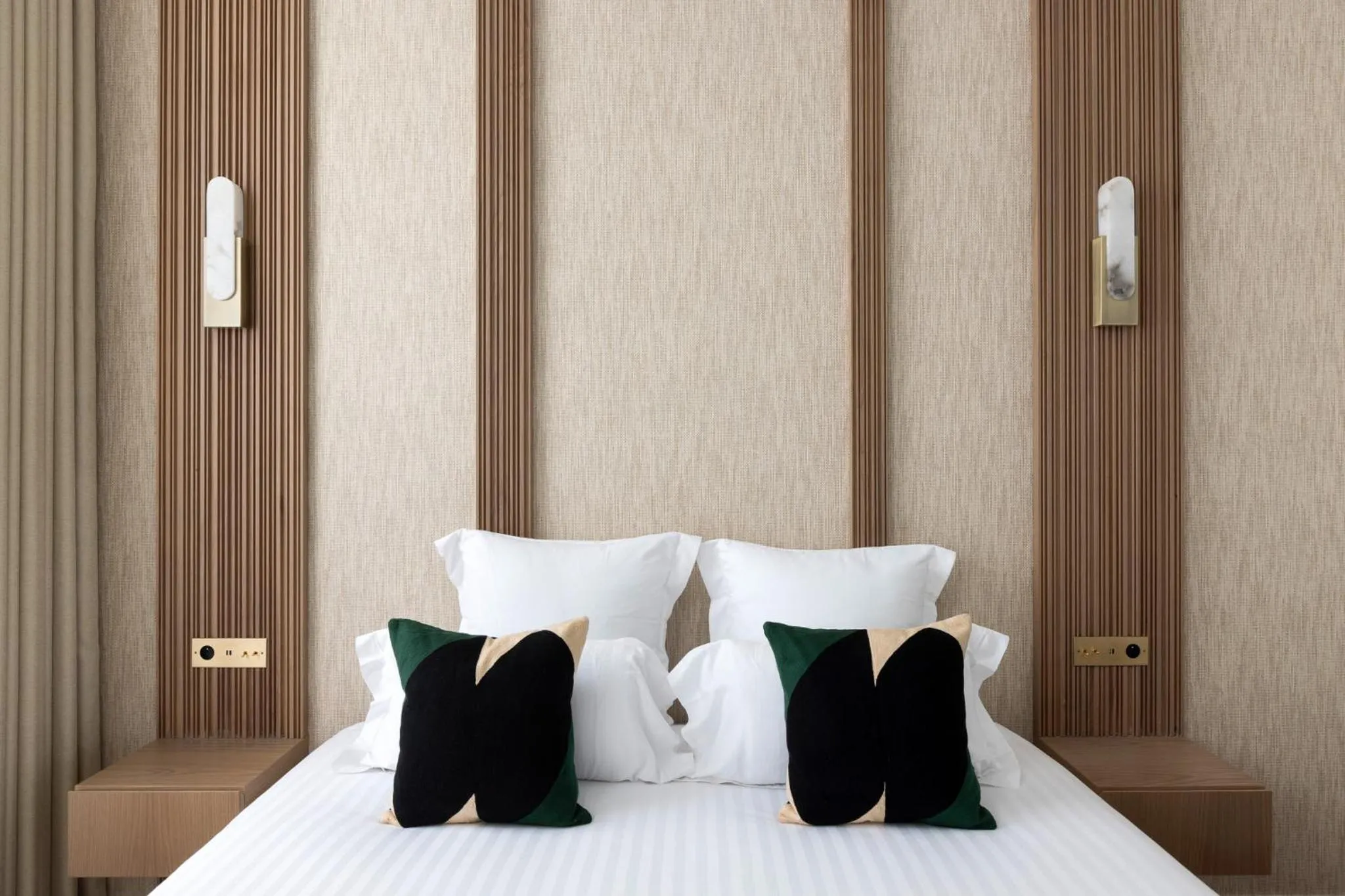 Bed in HIGHSTAY - Luxury Serviced Apartments - Le Marais