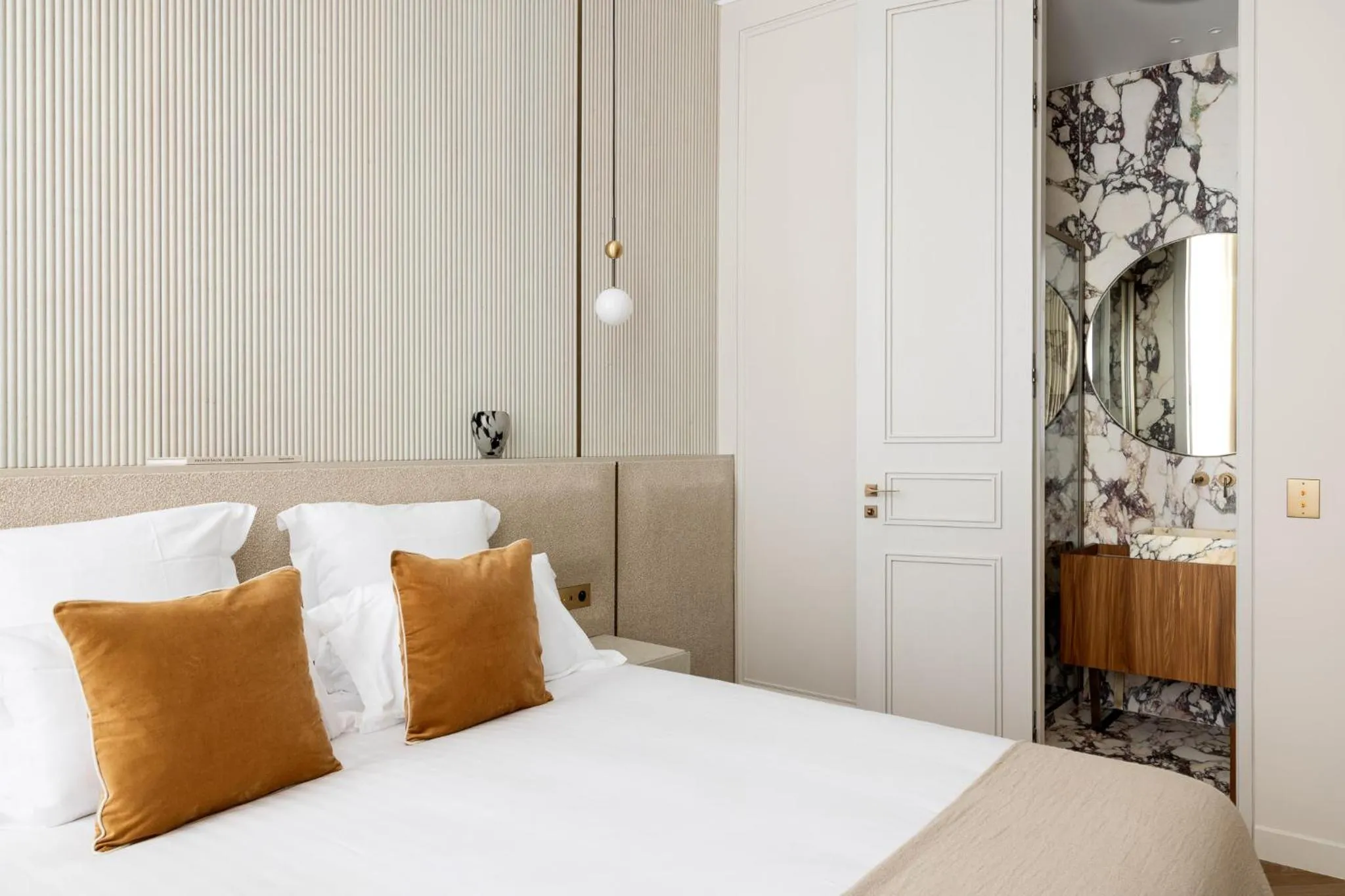 Bed in HIGHSTAY - Luxury Serviced Apartments - Le Marais