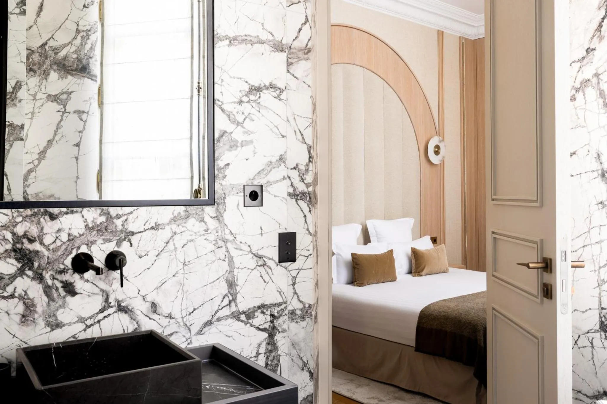 Bathroom, Bed in HIGHSTAY - Luxury Serviced Apartments - Le Marais