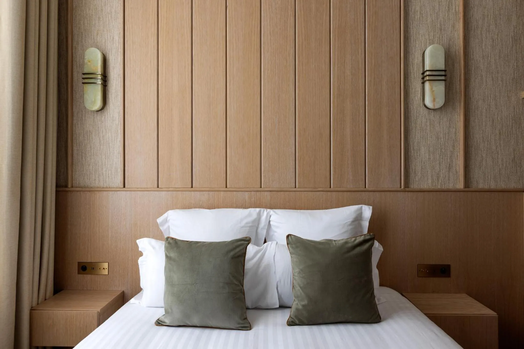 Bedroom, Bed in HIGHSTAY - Luxury Serviced Apartments - Le Marais