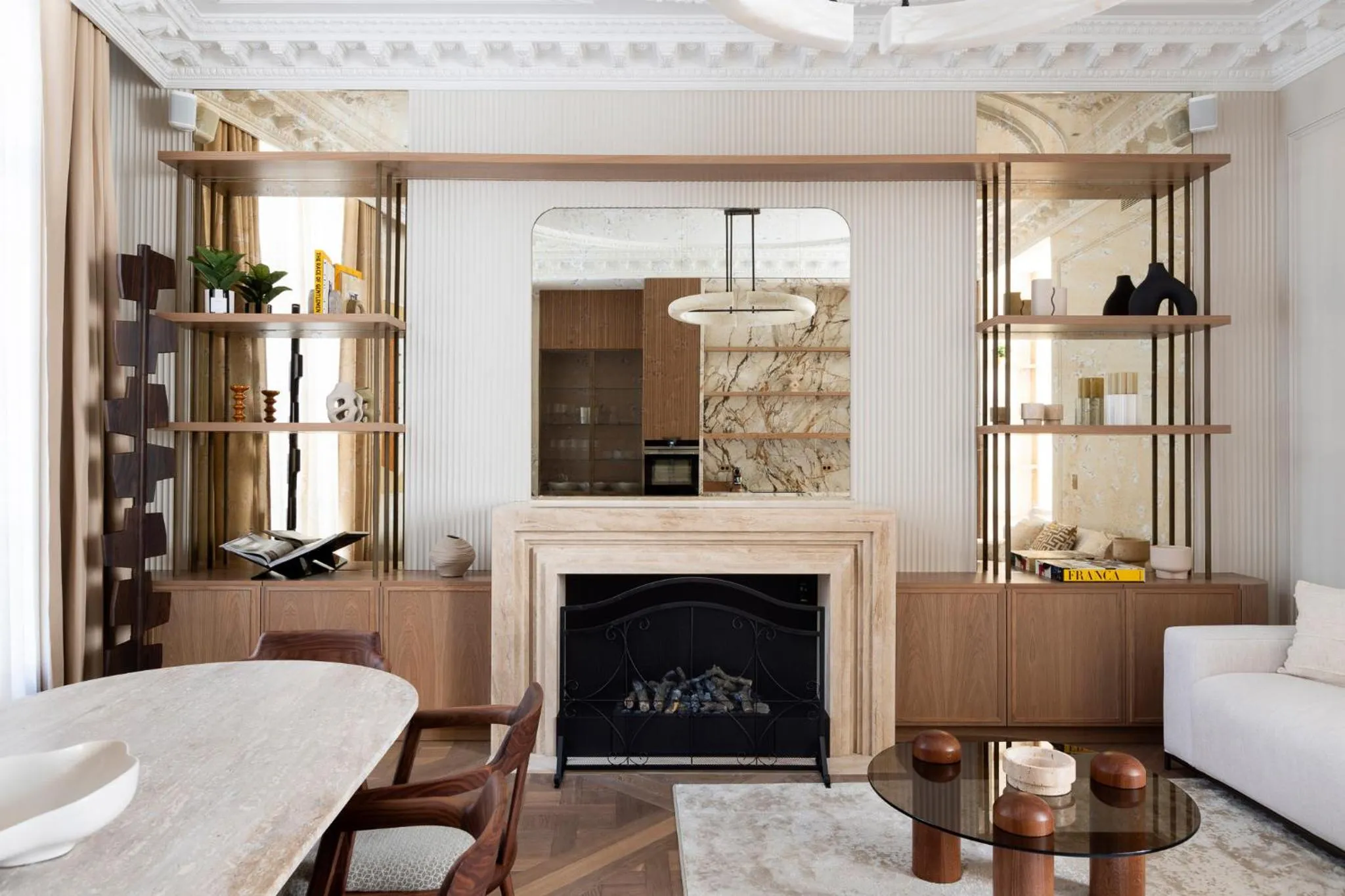 TV and multimedia in HIGHSTAY - Luxury Serviced Apartments - Le Marais