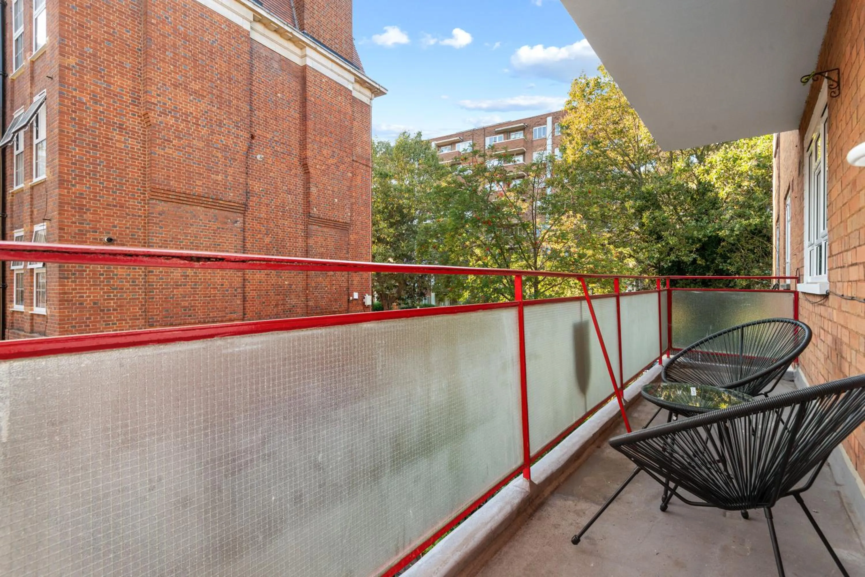 Balcony/Terrace in Central Whitechapel - Steps from Station & Sights!